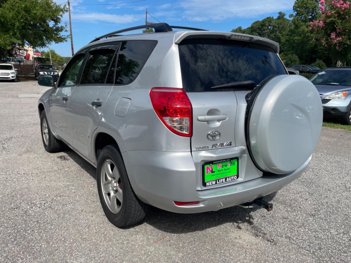 2007 SILVER TOYOTA RAV4 BASE (JTMZK33V075) with an 3.5L engine, Automatic transmission, located at 5103 Dorchester Rd., Charleston, SC, 29418-5607, (843) 767-1122, 36.245171, -115.228050 - Clean Interior with AM/FM/Bluetooth, Backup Camera, Power Windows, Power Locks, Power Mirrors, Keyless Entry, Alloy Wheels. Local Trade-in!! 179k miles Located at New Life Auto Sales! 2023 WINNER for Post & Courier's Charleston's Choice Pre-owned Car Dealer AND 2018-2024 Top 5 Finalist for Charlest - Photo#4