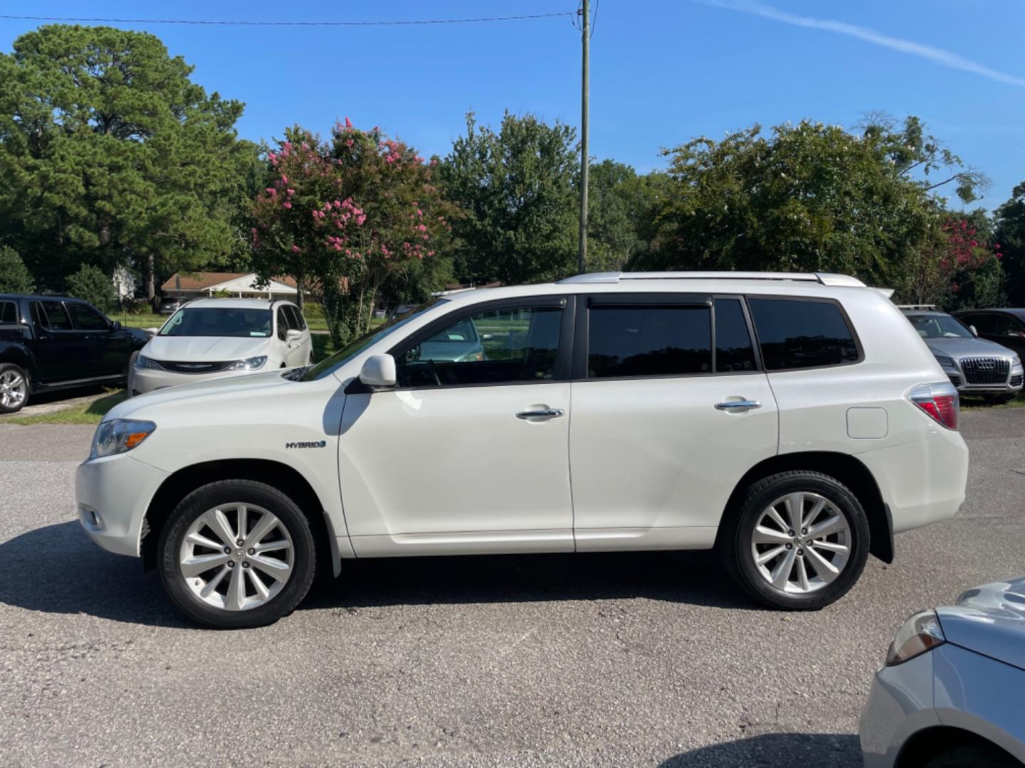 2010 WHITE TOYOTA HIGHLANDER HYBR LIMITED (JTEJW3EH3A2) with an 3.3L engine, Continuously Variable transmission, located at 5103 Dorchester Rd., Charleston, SC, 29418-5607, (843) 767-1122, 36.245171, -115.228050 - Photo#3