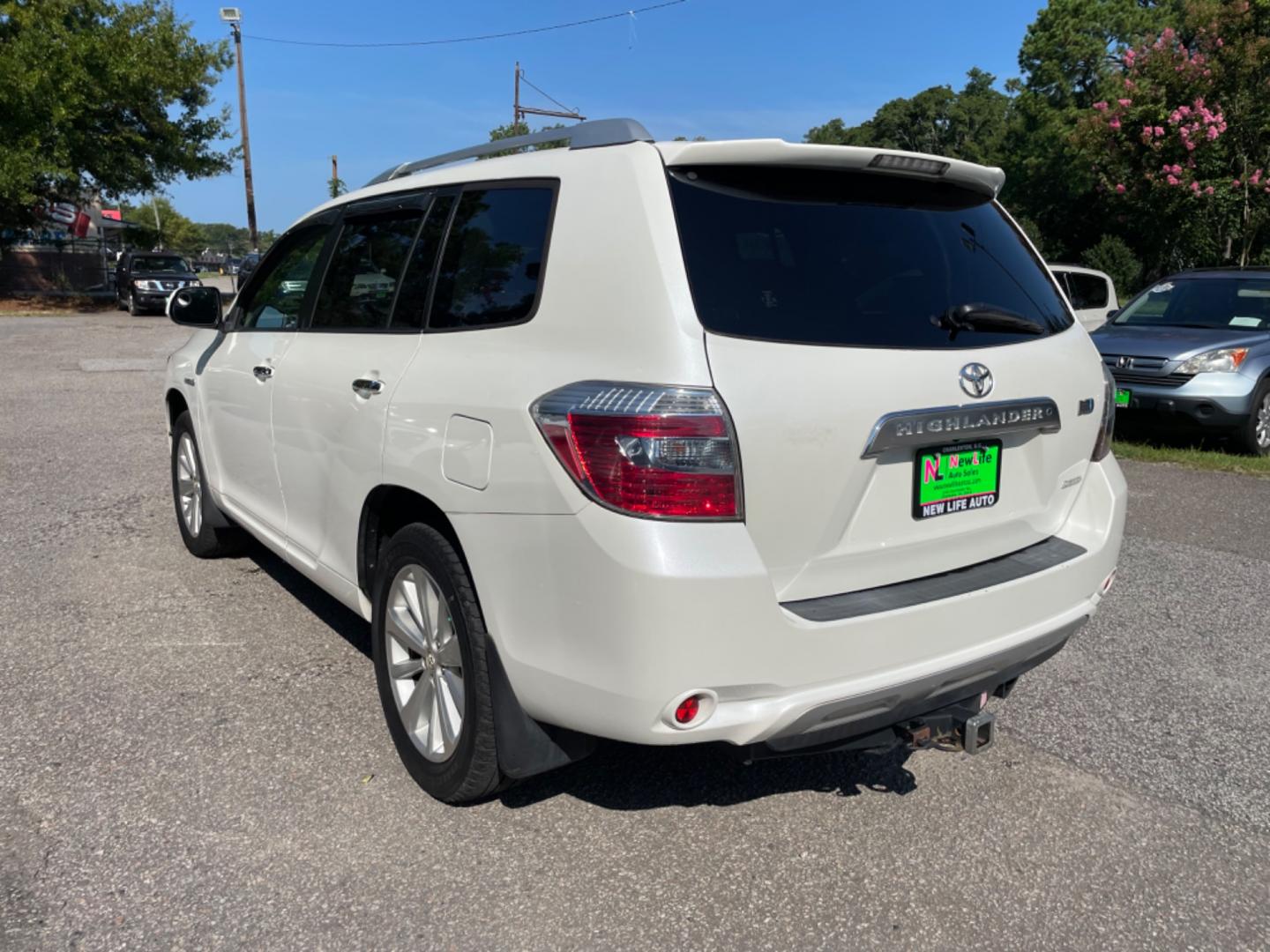 2010 WHITE TOYOTA HIGHLANDER HYBR LIMITED (JTEJW3EH3A2) with an 3.3L engine, Continuously Variable transmission, located at 5103 Dorchester Rd., Charleston, SC, 29418-5607, (843) 767-1122, 36.245171, -115.228050 - Photo#4