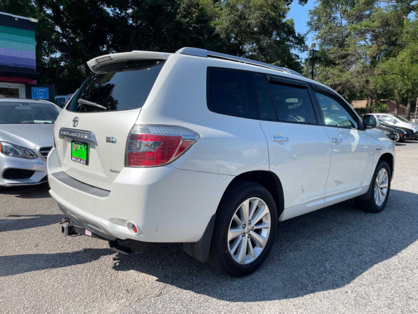 2010 WHITE TOYOTA HIGHLANDER HYBR LIMITED (JTEJW3EH3A2) with an 3.3L engine, Continuously Variable transmission, located at 5103 Dorchester Rd., Charleston, SC, 29418-5607, (843) 767-1122, 36.245171, -115.228050 - Photo#6