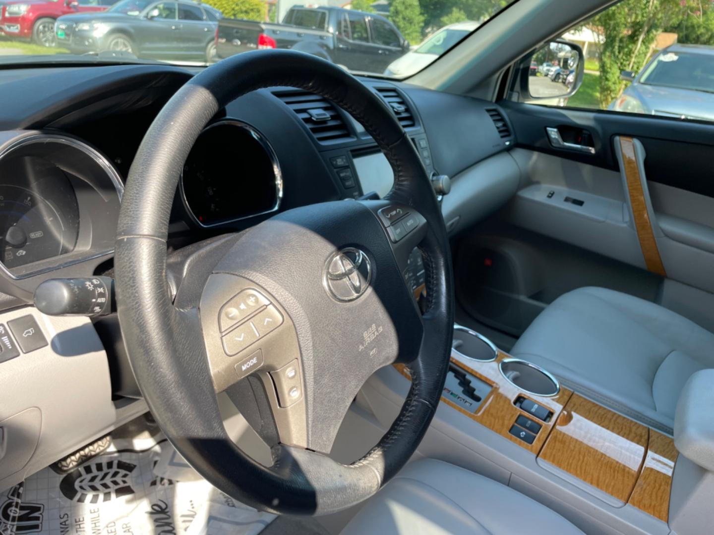 2010 WHITE TOYOTA HIGHLANDER HYBR LIMITED (JTEJW3EH3A2) with an 3.3L engine, Continuously Variable transmission, located at 5103 Dorchester Rd., Charleston, SC, 29418-5607, (843) 767-1122, 36.245171, -115.228050 - Photo#19