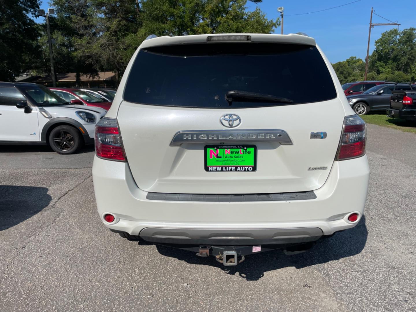 2010 WHITE TOYOTA HIGHLANDER HYBR LIMITED (JTEJW3EH3A2) with an 3.3L engine, Continuously Variable transmission, located at 5103 Dorchester Rd., Charleston, SC, 29418-5607, (843) 767-1122, 36.245171, -115.228050 - Photo#5