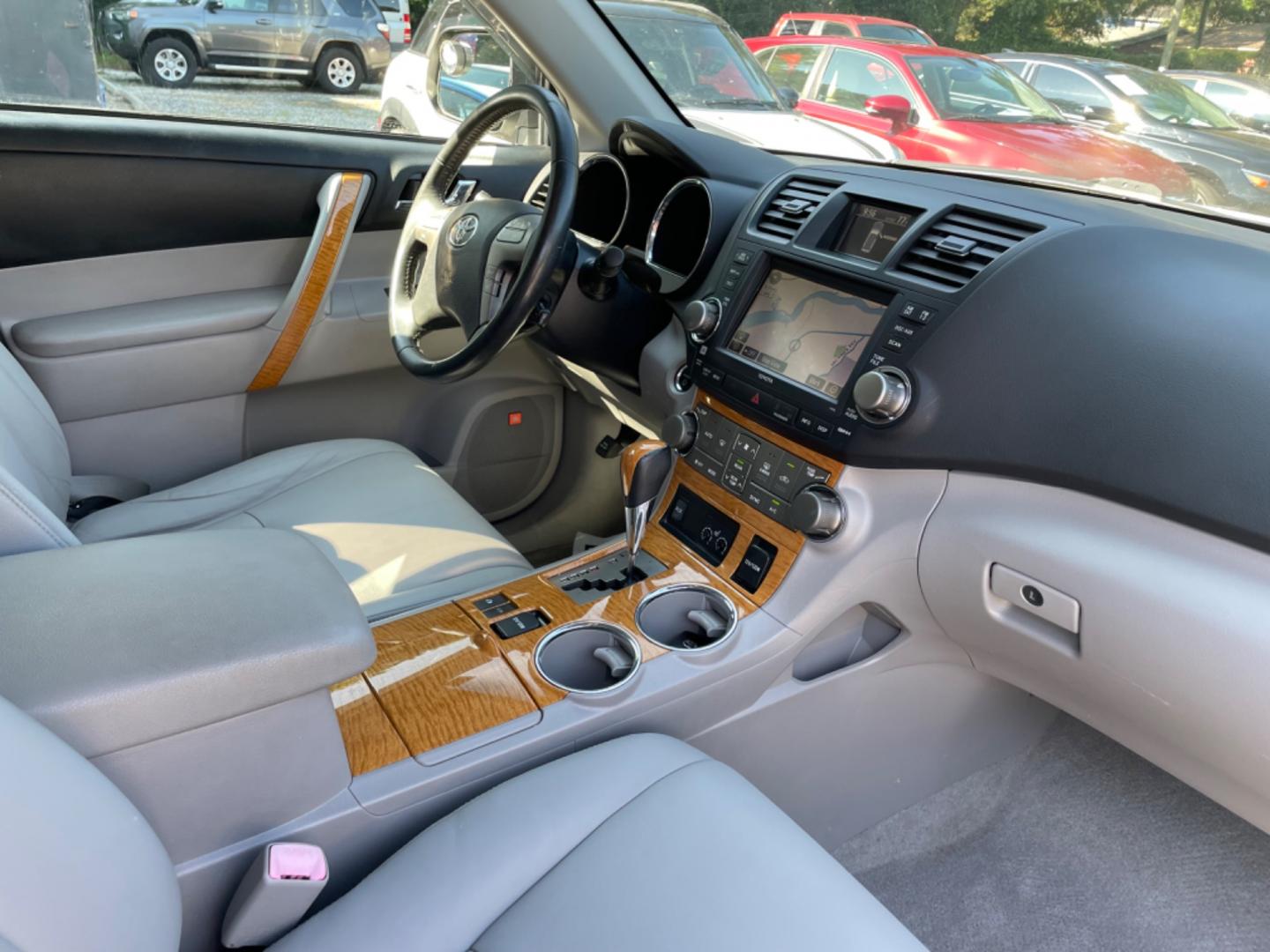 2010 WHITE TOYOTA HIGHLANDER HYBR LIMITED (JTEJW3EH3A2) with an 3.3L engine, Continuously Variable transmission, located at 5103 Dorchester Rd., Charleston, SC, 29418-5607, (843) 767-1122, 36.245171, -115.228050 - Photo#8