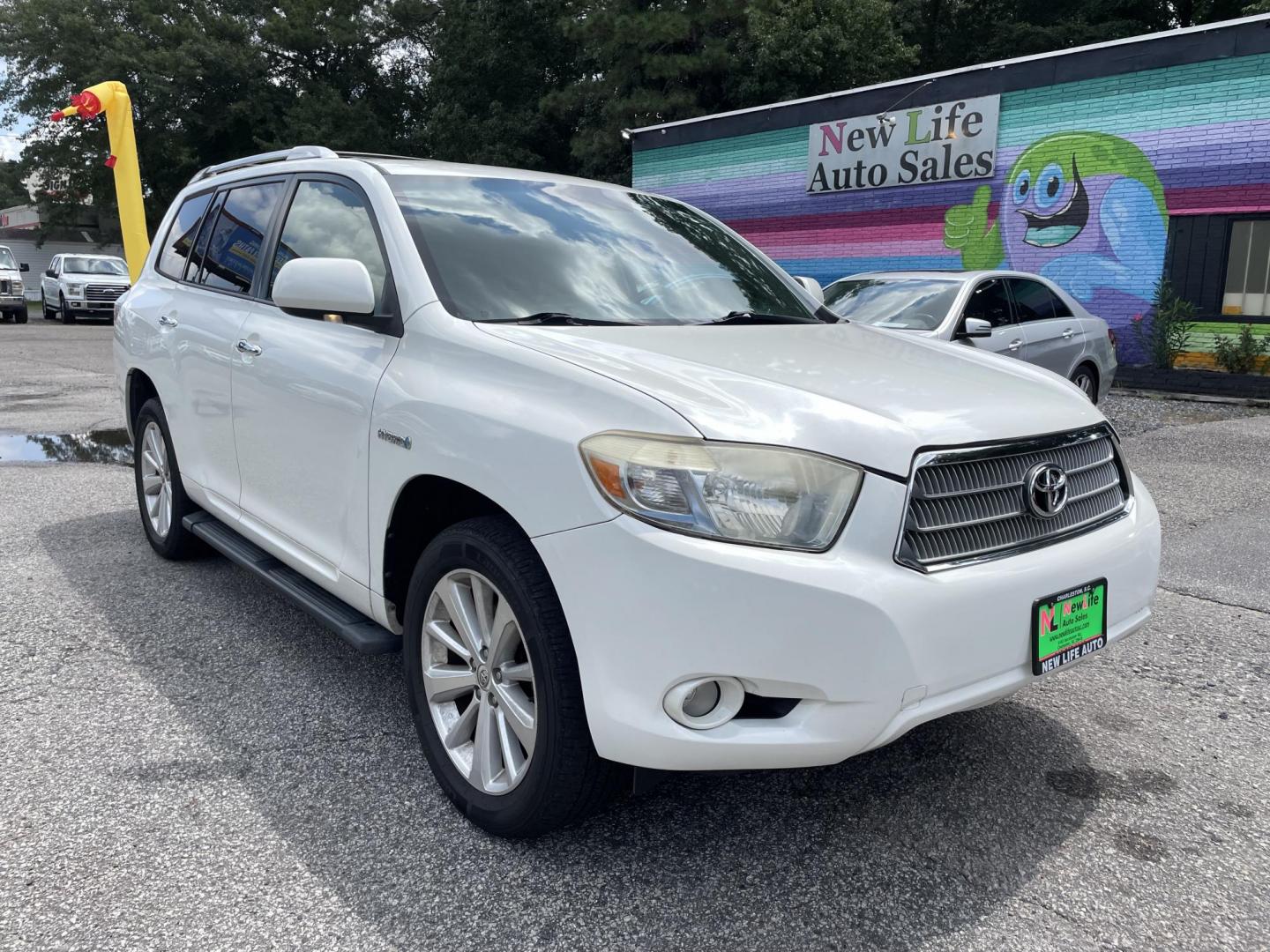 2008 WHITE TOYOTA HIGHLANDER HYBR LIMITED (JTEEW44A582) with an 3.3L engine, Continuously Variable transmission, located at 5103 Dorchester Rd., Charleston, SC, 29418-5607, (843) 767-1122, 36.245171, -115.228050 - Local Trade-in with Leather, Backup Camera, Google Maps, Google Play, AUX/Bluetooth, Dual Climate Control, Power Everything (windows, locks, seats, mirrors), Heated Seats, Power Liftgate, Convenient Third Row, Rear Climate Control, Keyless Entry, Push Button Start, Alloy Wheels. 192k miles Located - Photo#0