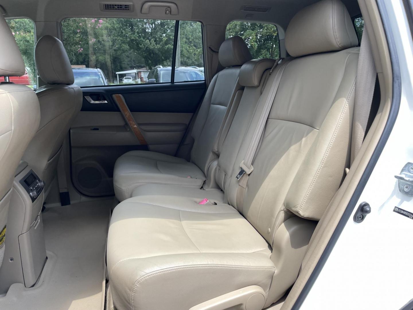 2008 WHITE TOYOTA HIGHLANDER HYBR LIMITED (JTEEW44A582) with an 3.3L engine, Continuously Variable transmission, located at 5103 Dorchester Rd., Charleston, SC, 29418-5607, (843) 767-1122, 36.245171, -115.228050 - Local Trade-in with Leather, Backup Camera, Google Maps, Google Play, AUX/Bluetooth, Dual Climate Control, Power Everything (windows, locks, seats, mirrors), Heated Seats, Power Liftgate, Convenient Third Row, Rear Climate Control, Keyless Entry, Push Button Start, Alloy Wheels. 192k miles Located - Photo#17