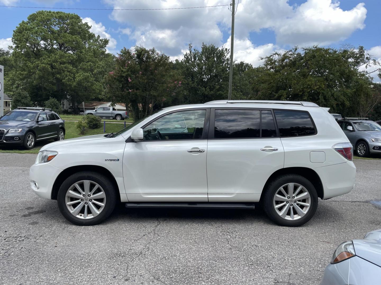 2008 WHITE TOYOTA HIGHLANDER HYBR LIMITED (JTEEW44A582) with an 3.3L engine, Continuously Variable transmission, located at 5103 Dorchester Rd., Charleston, SC, 29418-5607, (843) 767-1122, 36.245171, -115.228050 - Local Trade-in with Leather, Backup Camera, Google Maps, Google Play, AUX/Bluetooth, Dual Climate Control, Power Everything (windows, locks, seats, mirrors), Heated Seats, Power Liftgate, Convenient Third Row, Rear Climate Control, Keyless Entry, Push Button Start, Alloy Wheels. 192k miles Located - Photo#2