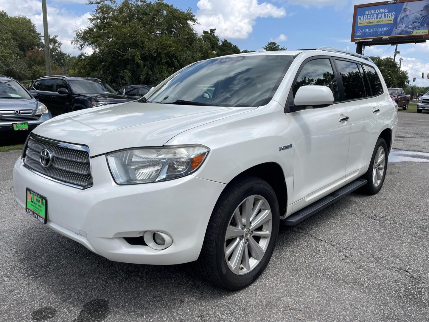 2008 WHITE TOYOTA HIGHLANDER HYBR LIMITED (JTEEW44A582) with an 3.3L engine, Continuously Variable transmission, located at 5103 Dorchester Rd., Charleston, SC, 29418-5607, (843) 767-1122, 36.245171, -115.228050 - Local Trade-in with Leather, Backup Camera, Google Maps, Google Play, AUX/Bluetooth, Dual Climate Control, Power Everything (windows, locks, seats, mirrors), Heated Seats, Power Liftgate, Convenient Third Row, Rear Climate Control, Keyless Entry, Push Button Start, Alloy Wheels. 192k miles Located - Photo#3