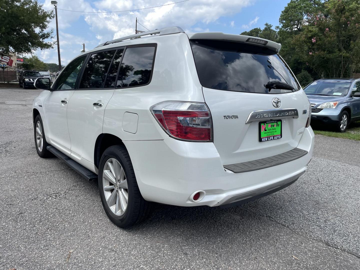 2008 WHITE TOYOTA HIGHLANDER HYBR LIMITED (JTEEW44A582) with an 3.3L engine, Continuously Variable transmission, located at 5103 Dorchester Rd., Charleston, SC, 29418-5607, (843) 767-1122, 36.245171, -115.228050 - Local Trade-in with Leather, Backup Camera, Google Maps, Google Play, AUX/Bluetooth, Dual Climate Control, Power Everything (windows, locks, seats, mirrors), Heated Seats, Power Liftgate, Convenient Third Row, Rear Climate Control, Keyless Entry, Push Button Start, Alloy Wheels. 192k miles Located - Photo#4