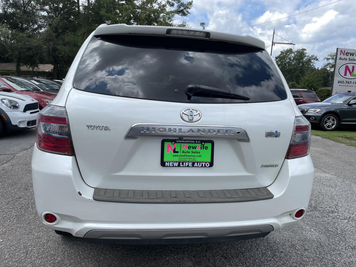 2008 WHITE TOYOTA HIGHLANDER HYBR LIMITED (JTEEW44A582) with an 3.3L engine, Continuously Variable transmission, located at 5103 Dorchester Rd., Charleston, SC, 29418-5607, (843) 767-1122, 36.245171, -115.228050 - Local Trade-in with Leather, Backup Camera, Google Maps, Google Play, AUX/Bluetooth, Dual Climate Control, Power Everything (windows, locks, seats, mirrors), Heated Seats, Power Liftgate, Convenient Third Row, Rear Climate Control, Keyless Entry, Push Button Start, Alloy Wheels. 192k miles Located - Photo#5