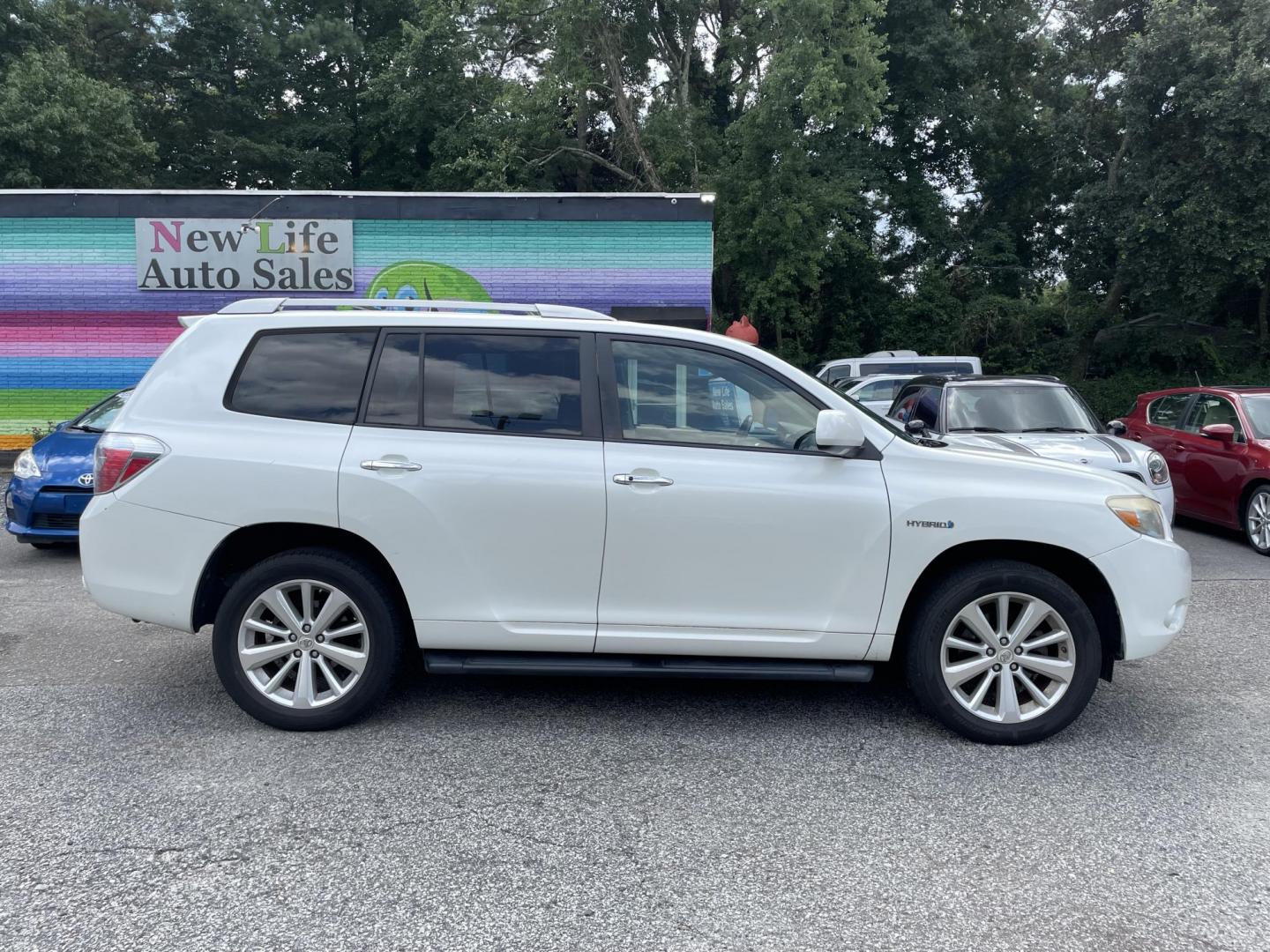 2008 WHITE TOYOTA HIGHLANDER HYBR LIMITED (JTEEW44A582) with an 3.3L engine, Continuously Variable transmission, located at 5103 Dorchester Rd., Charleston, SC, 29418-5607, (843) 767-1122, 36.245171, -115.228050 - Local Trade-in with Leather, Backup Camera, Google Maps, Google Play, AUX/Bluetooth, Dual Climate Control, Power Everything (windows, locks, seats, mirrors), Heated Seats, Power Liftgate, Convenient Third Row, Rear Climate Control, Keyless Entry, Push Button Start, Alloy Wheels. 192k miles Located - Photo#6