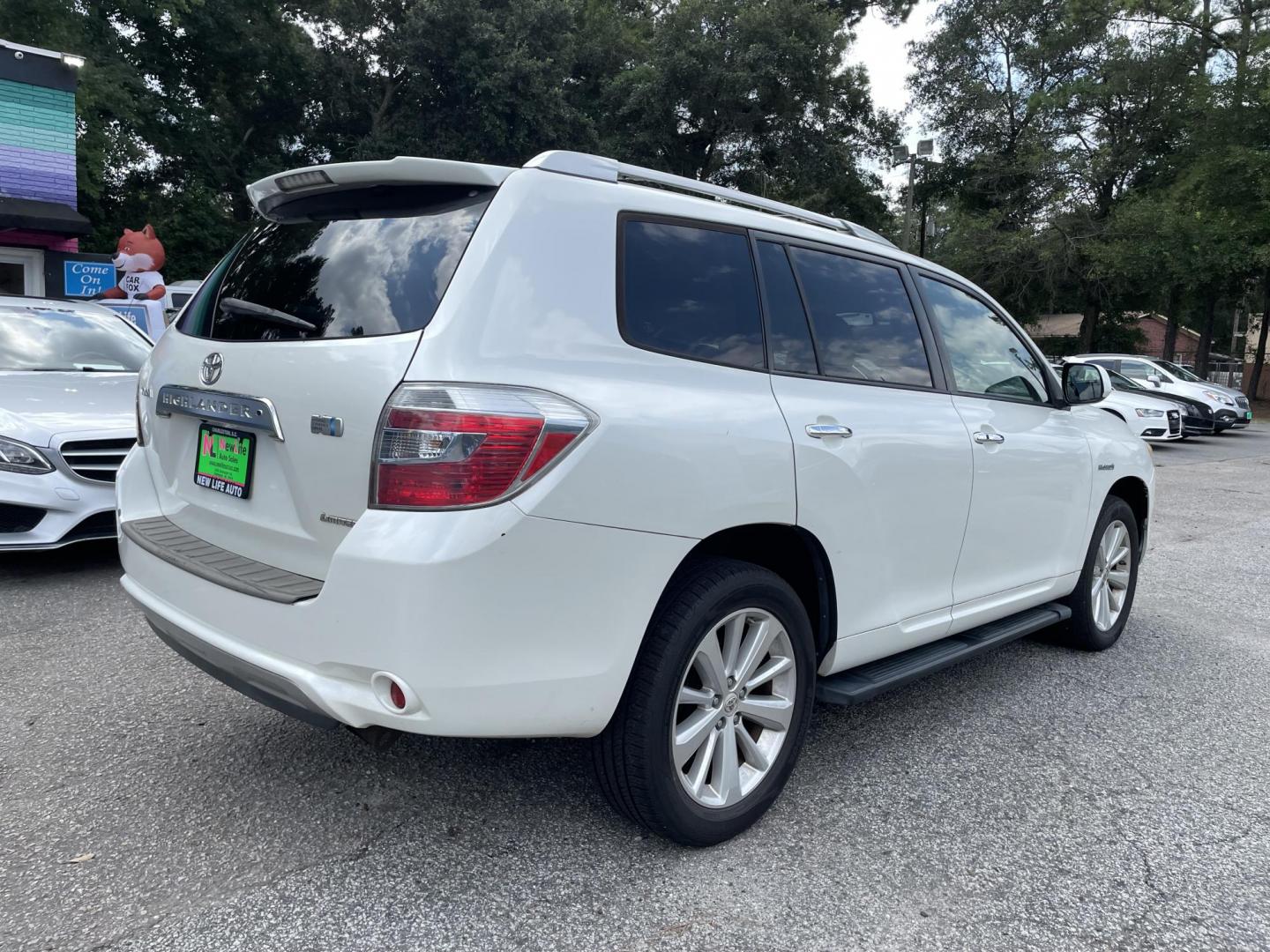 2008 WHITE TOYOTA HIGHLANDER HYBR LIMITED (JTEEW44A582) with an 3.3L engine, Continuously Variable transmission, located at 5103 Dorchester Rd., Charleston, SC, 29418-5607, (843) 767-1122, 36.245171, -115.228050 - Local Trade-in with Leather, Backup Camera, Google Maps, Google Play, AUX/Bluetooth, Dual Climate Control, Power Everything (windows, locks, seats, mirrors), Heated Seats, Power Liftgate, Convenient Third Row, Rear Climate Control, Keyless Entry, Push Button Start, Alloy Wheels. 192k miles Located - Photo#8