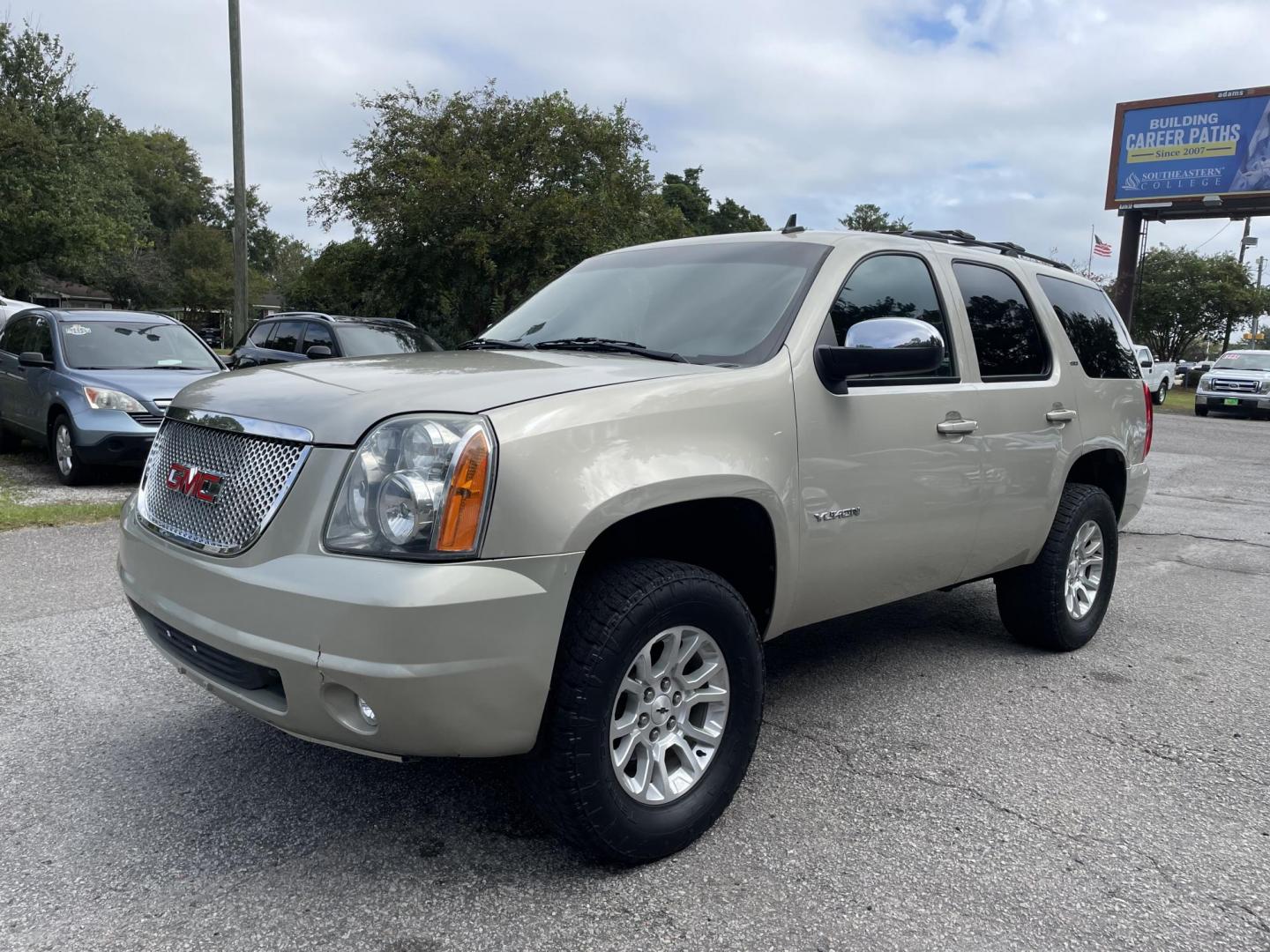 2013 GOLD GMC YUKON SLT (1GKS2CE08DR) with an 5.3L engine, Automatic transmission, located at 5103 Dorchester Rd., Charleston, SC, 29418-5607, (843) 767-1122, 36.245171, -115.228050 - Photo#2