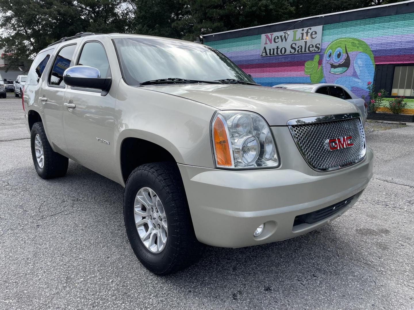 2013 GOLD GMC YUKON SLT (1GKS2CE08DR) with an 5.3L engine, Automatic transmission, located at 5103 Dorchester Rd., Charleston, SC, 29418-5607, (843) 767-1122, 36.245171, -115.228050 - Photo#0