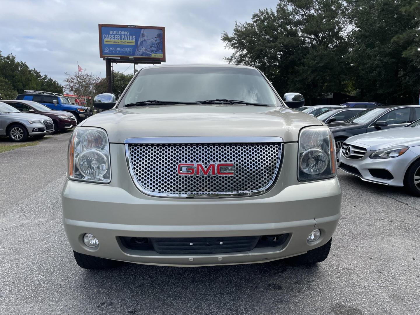 2013 GOLD GMC YUKON SLT (1GKS2CE08DR) with an 5.3L engine, Automatic transmission, located at 5103 Dorchester Rd., Charleston, SC, 29418-5607, (843) 767-1122, 36.245171, -115.228050 - Photo#1