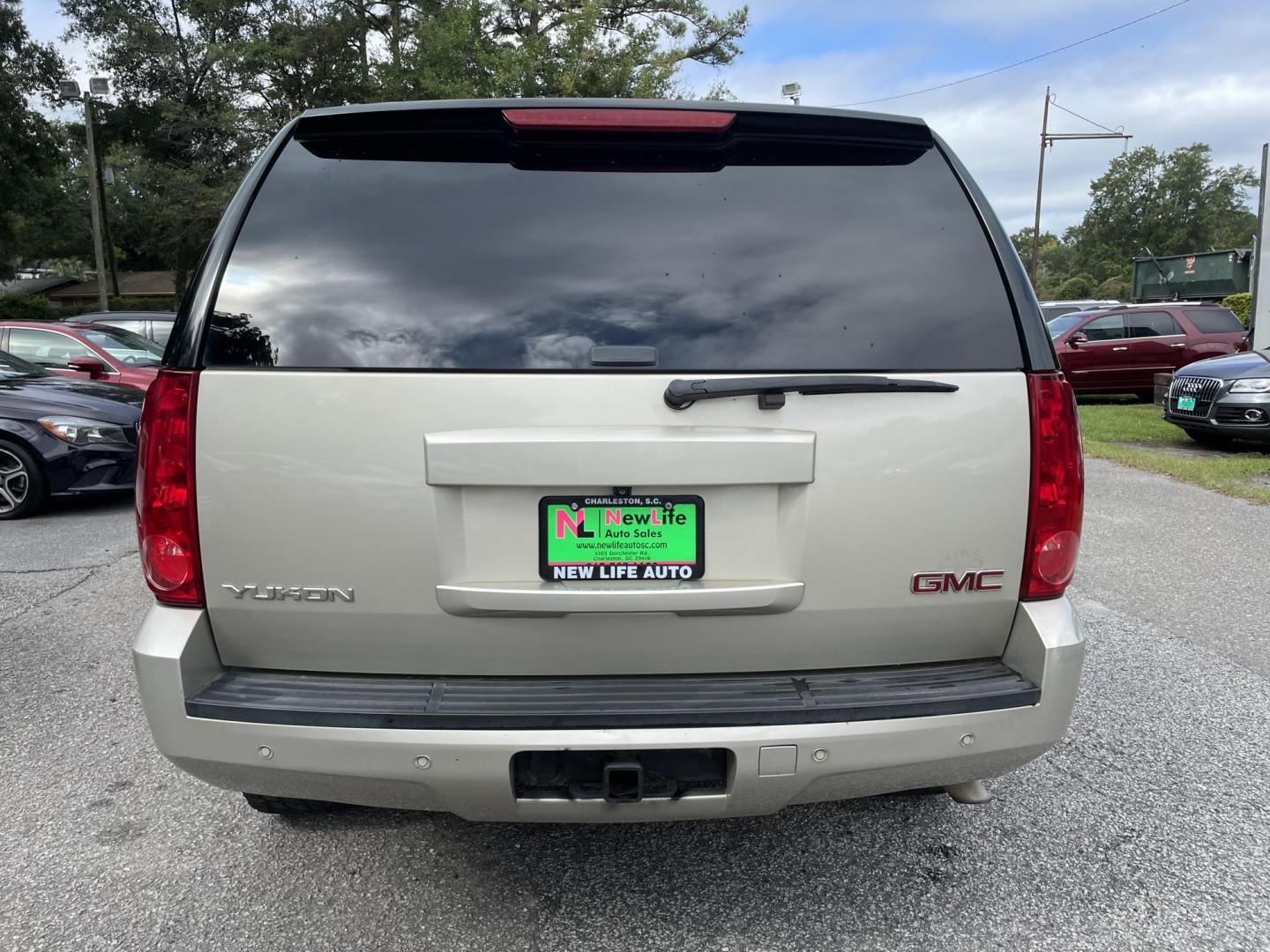 2013 GOLD GMC YUKON SLT (1GKS2CE08DR) with an 5.3L engine, Automatic transmission, located at 5103 Dorchester Rd., Charleston, SC, 29418-5607, (843) 767-1122, 36.245171, -115.228050 - Photo#5