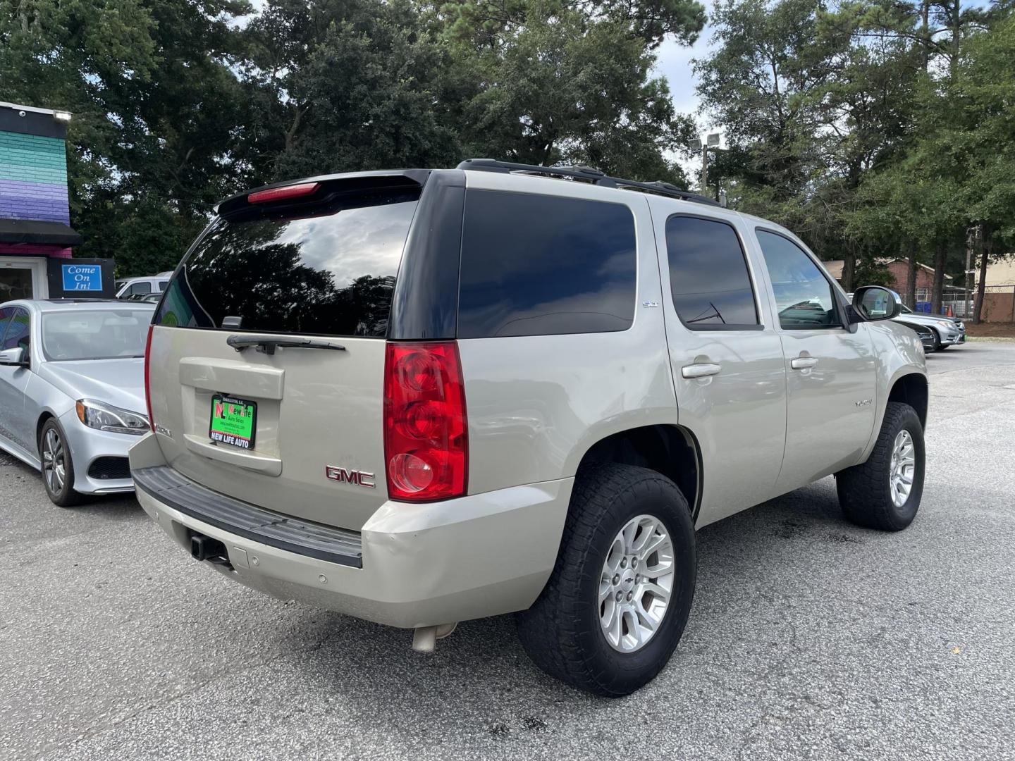 2013 GOLD GMC YUKON SLT (1GKS2CE08DR) with an 5.3L engine, Automatic transmission, located at 5103 Dorchester Rd., Charleston, SC, 29418-5607, (843) 767-1122, 36.245171, -115.228050 - Photo#6