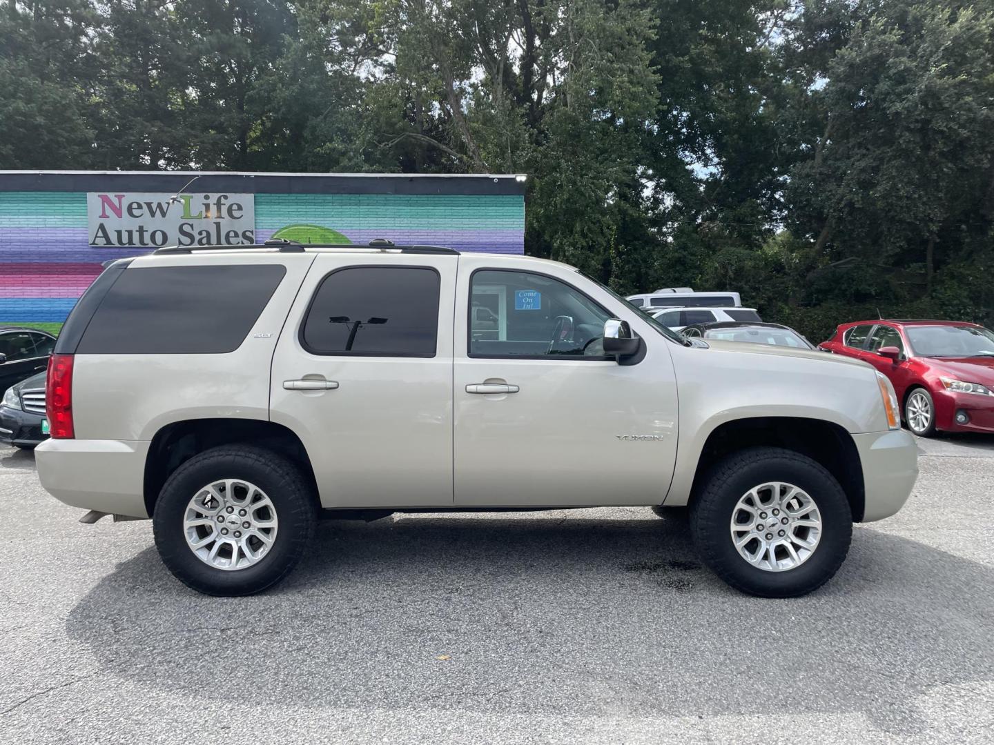 2013 GOLD GMC YUKON SLT (1GKS2CE08DR) with an 5.3L engine, Automatic transmission, located at 5103 Dorchester Rd., Charleston, SC, 29418-5607, (843) 767-1122, 36.245171, -115.228050 - Photo#7