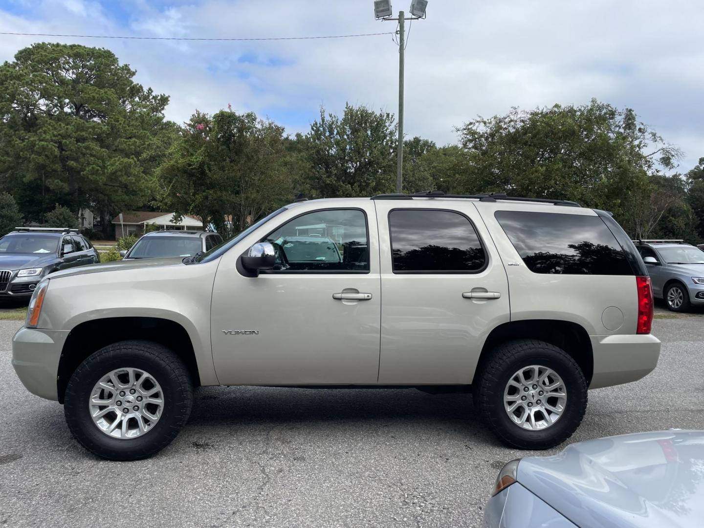 2013 GOLD GMC YUKON SLT (1GKS2CE08DR) with an 5.3L engine, Automatic transmission, located at 5103 Dorchester Rd., Charleston, SC, 29418-5607, (843) 767-1122, 36.245171, -115.228050 - Photo#3