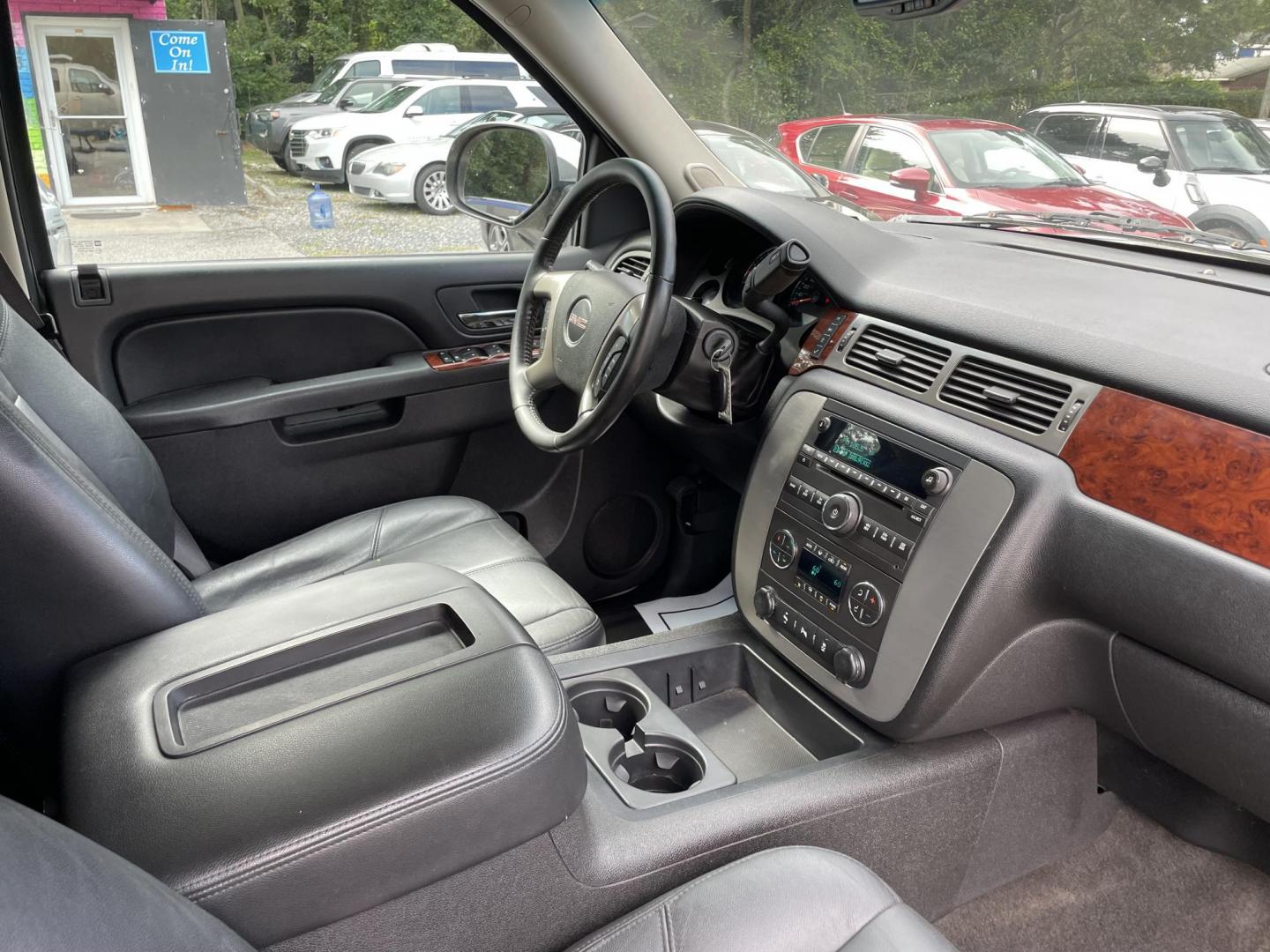 2013 GOLD GMC YUKON SLT (1GKS2CE08DR) with an 5.3L engine, Automatic transmission, located at 5103 Dorchester Rd., Charleston, SC, 29418-5607, (843) 767-1122, 36.245171, -115.228050 - Photo#8