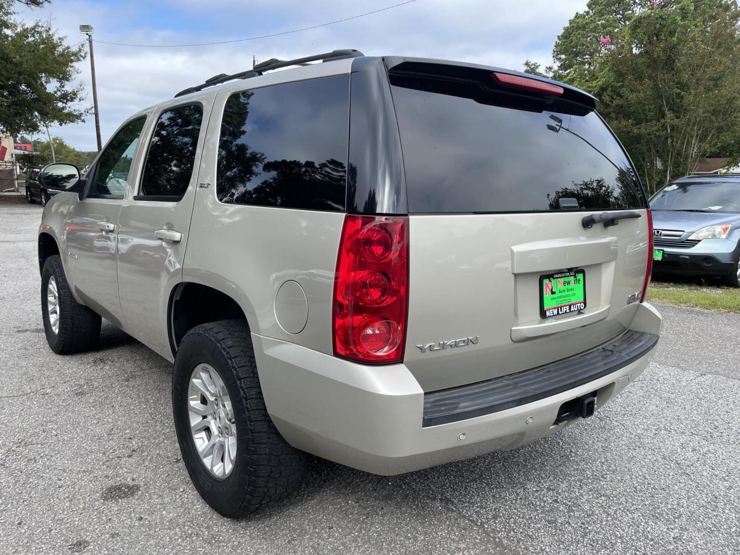 2013 GOLD GMC YUKON SLT (1GKS2CE08DR) with an 5.3L engine, Automatic transmission, located at 5103 Dorchester Rd., Charleston, SC, 29418-5607, (843) 767-1122, 36.245171, -115.228050 - Photo#4