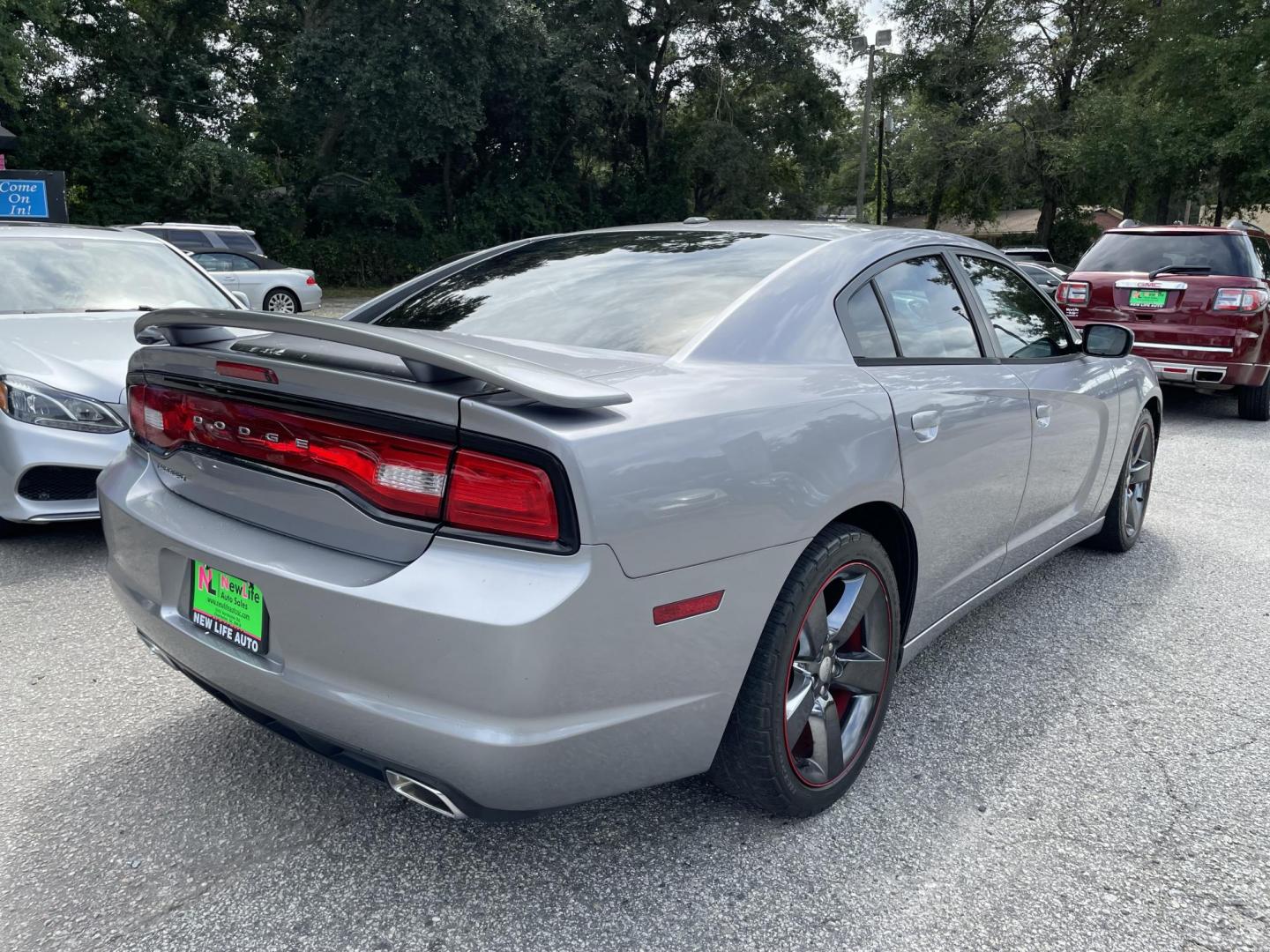 2014 SILVER DODGE CHARGER SXT (2C3CDXHG2EH) with an 3.6L engine, Automatic transmission, located at 5103 Dorchester Rd., Charleston, SC, 29418-5607, (843) 767-1122, 36.245171, -115.228050 - Sporty but Comfortable Interior with Beats Audio CD/AUX/Sat/Bluetooth, Dual Climate Control, Power Everything (windows, locks, seats, mirrors), Push Button Start, Keyless Entry, Alloy Wheels. Clean CarFax (no accidents reported!) Local Trade-in!! 120k miles Located at New Life Auto Sales! 2023 WINN - Photo#5