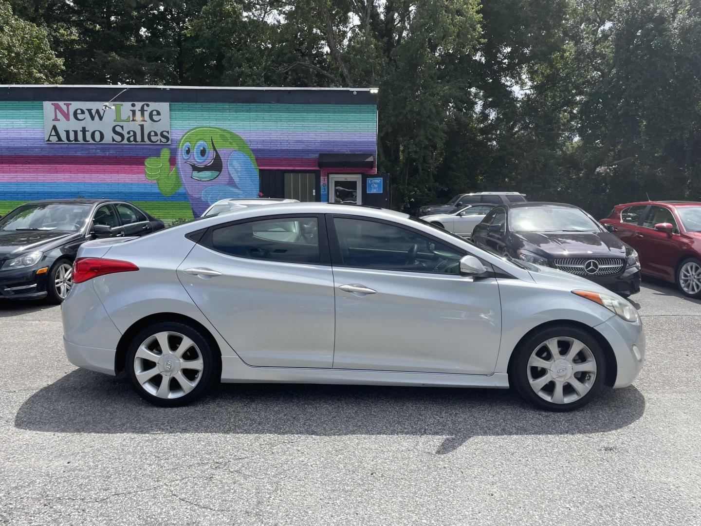 2013 SILVER HYUNDAI ELANTRA GLS (5NPDH4AE2DH) with an 1.8L engine, 6-Speed Manual transmission, located at 5103 Dorchester Rd., Charleston, SC, 29418-5607, (843) 767-1122, 36.245171, -115.228050 - Clean Interior with Leather, Sunroof, CD/AUX/Sat/Bluetooth, Power Everything (windows, locks, seats, mirrors), Heated Front & Rear Seats, Keyless Entry, Alloy Wheels. Local Trade-in! Only 97k miles! Located at New Life Auto Sales! 2023 WINNER for Post & Courier's Charleston's Choice Pre-owned Car D - Photo#6