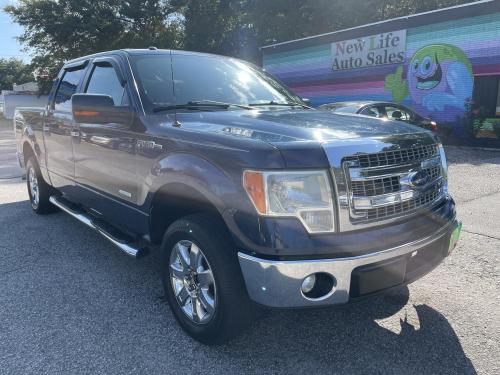 2014 FORD F-150 XLT SUPERCREW -  Super Spacious with Seating for 6! Clean CarFax!!