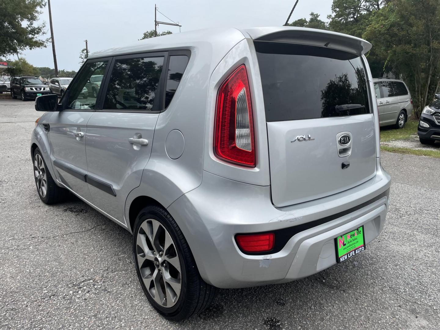 2012 SILVER KIA SOUL ! (KNDJT2A61C7) with an 2.0L engine, Automatic transmission, located at 5103 Dorchester Rd., Charleston, SC, 29418-5607, (843) 767-1122, 36.245171, -115.228050 - Leather, Sunroof, Navigation, Backup Camera, CD/AUX/Sat/Bluetooth, Sound-Reactive Mood Lighting, Power Windows, Power Locks, Power Mirrors, Heated Seats, Push Button Start, Keyless Entry, Alloy Wheels. 131k miles Located at New Life Auto Sales! 2023 WINNER for Post & Courier's Charleston's Choice - Photo#4