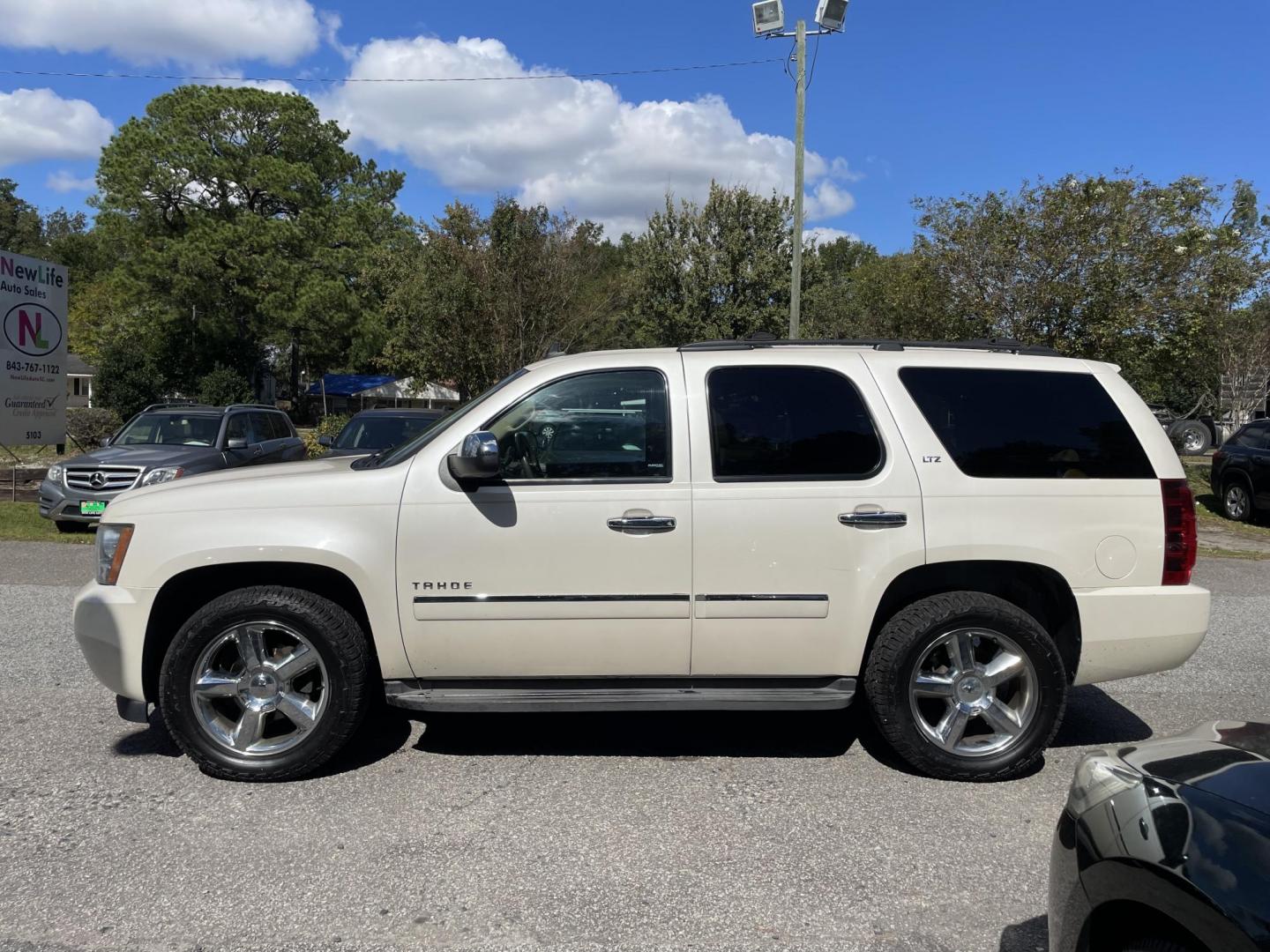 2014 WHITE CHEVROLET TAHOE LTZ (1GNSCCE09ER) with an 5.3L engine, Automatic transmission, located at 5103 Dorchester Rd., Charleston, SC, 29418-5607, (843) 767-1122, 36.245171, -115.228050 - Leather, Sunroof, Navigation, Backup Camera, Rear DVD, Dual Climate Control, Power Everything (windows, locks, seats, mirrors), Heated/Cooled/ Memory Seating, Rear Heated Seats, Power Liftgate, Keyless Entry, Middle Row Captain's Seats, Convenient Third Row, Running Boards, Tow Package, Alloy Wheel - Photo#2