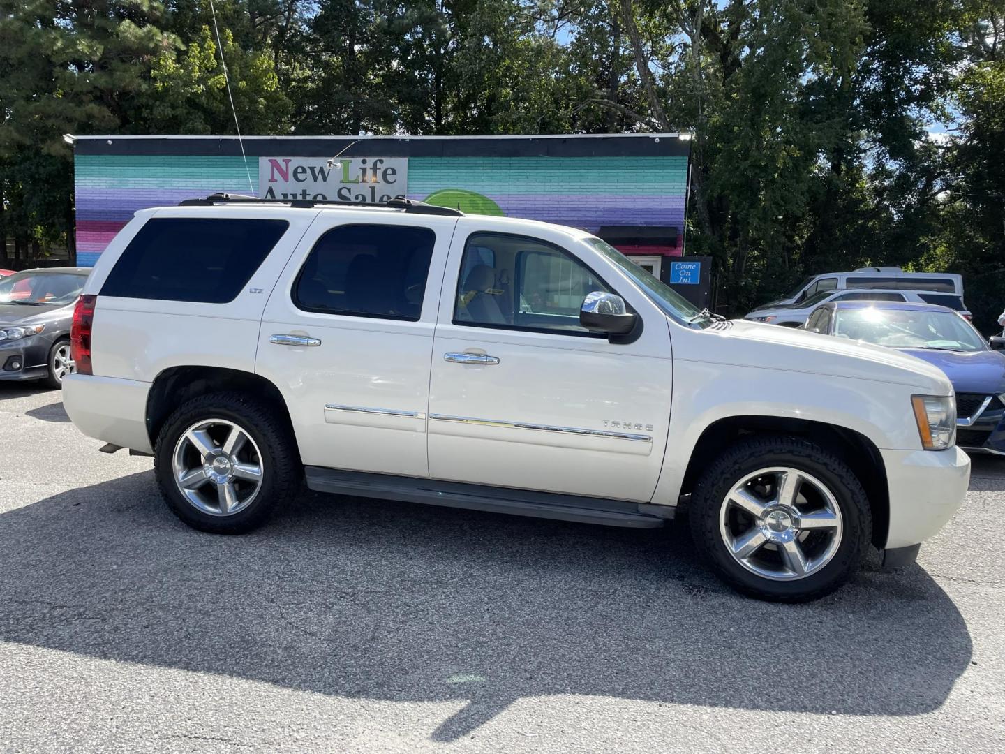 2014 WHITE CHEVROLET TAHOE LTZ (1GNSCCE09ER) with an 5.3L engine, Automatic transmission, located at 5103 Dorchester Rd., Charleston, SC, 29418-5607, (843) 767-1122, 36.245171, -115.228050 - Leather, Sunroof, Navigation, Backup Camera, Rear DVD, Dual Climate Control, Power Everything (windows, locks, seats, mirrors), Heated/Cooled/ Memory Seating, Rear Heated Seats, Power Liftgate, Keyless Entry, Middle Row Captain's Seats, Convenient Third Row, Running Boards, Tow Package, Alloy Wheel - Photo#8