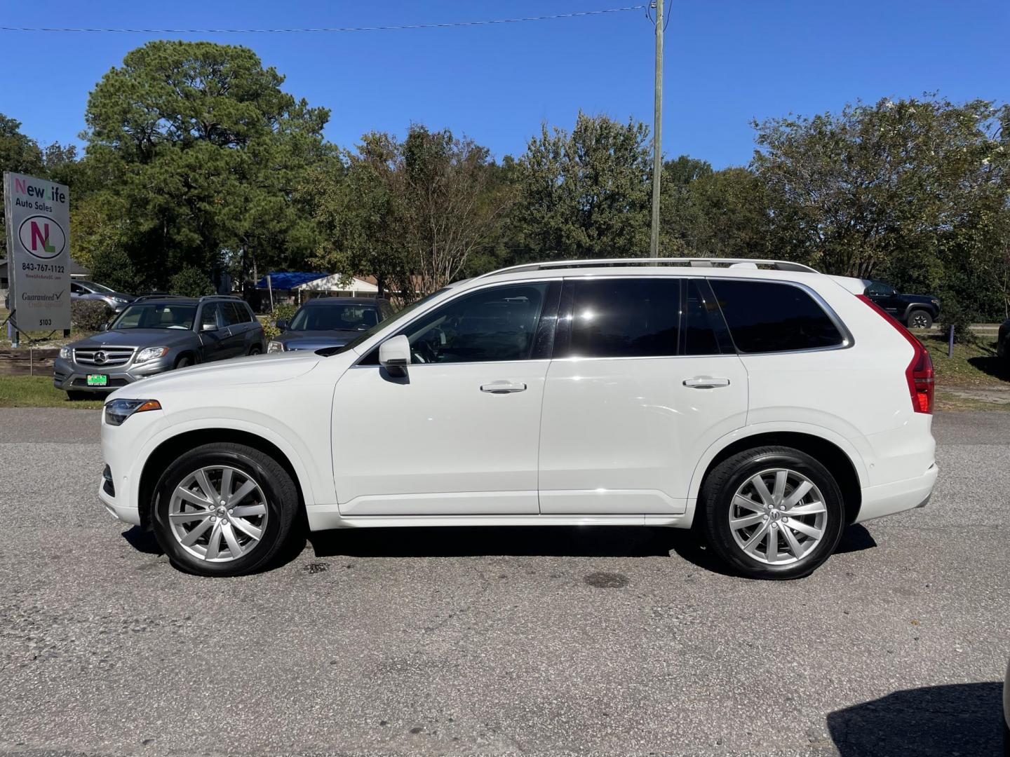 2018 WHITE VOLVO XC90 T6 MOMENTUM (YV4A22PKXJ1) with an 2.0L engine, Automatic transmission, located at 5103 Dorchester Rd., Charleston, SC, 29418-5607, (843) 767-1122, 36.245171, -115.228050 - Stunningly clean interior with Leather, Panoramic Sunroof, Navigation, Backup Camera, AM/FM/AUX/Sat/Bluetooth, Dual Climate Control, Power Everything (windows, locks, seats, mirrors), Memory river's Seat, Power Liftgate, Easy-fold Convenient Third Row, Spacious Cargo, Keyless Entry, Push Button Sta - Photo#3