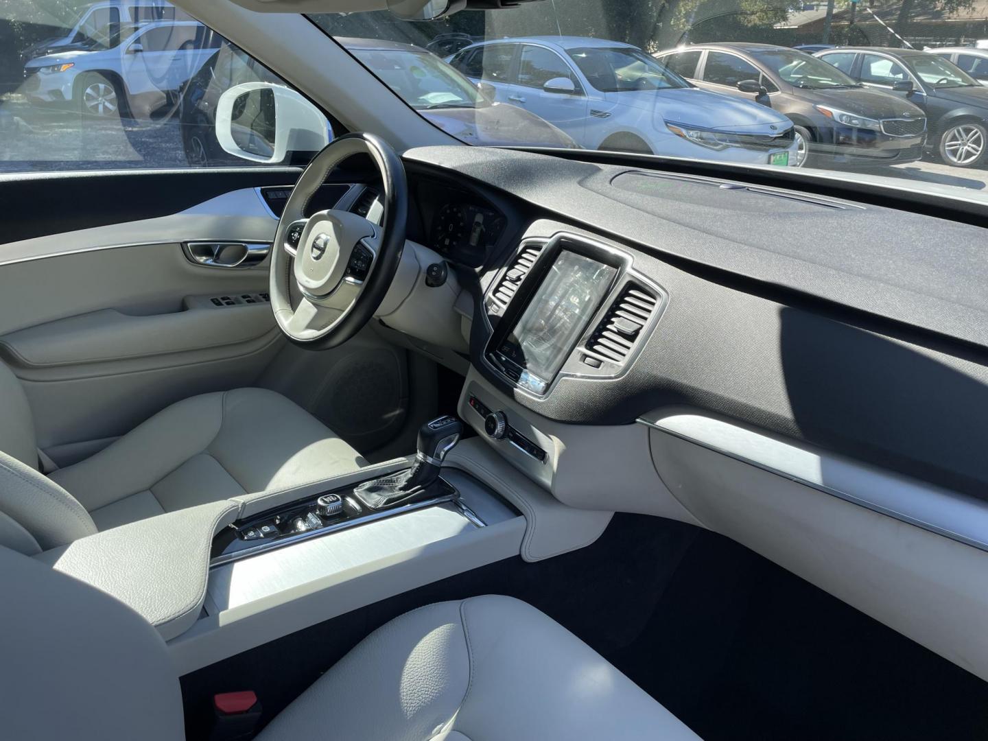 2018 WHITE VOLVO XC90 T6 MOMENTUM (YV4A22PKXJ1) with an 2.0L engine, Automatic transmission, located at 5103 Dorchester Rd., Charleston, SC, 29418-5607, (843) 767-1122, 36.245171, -115.228050 - Photo#7