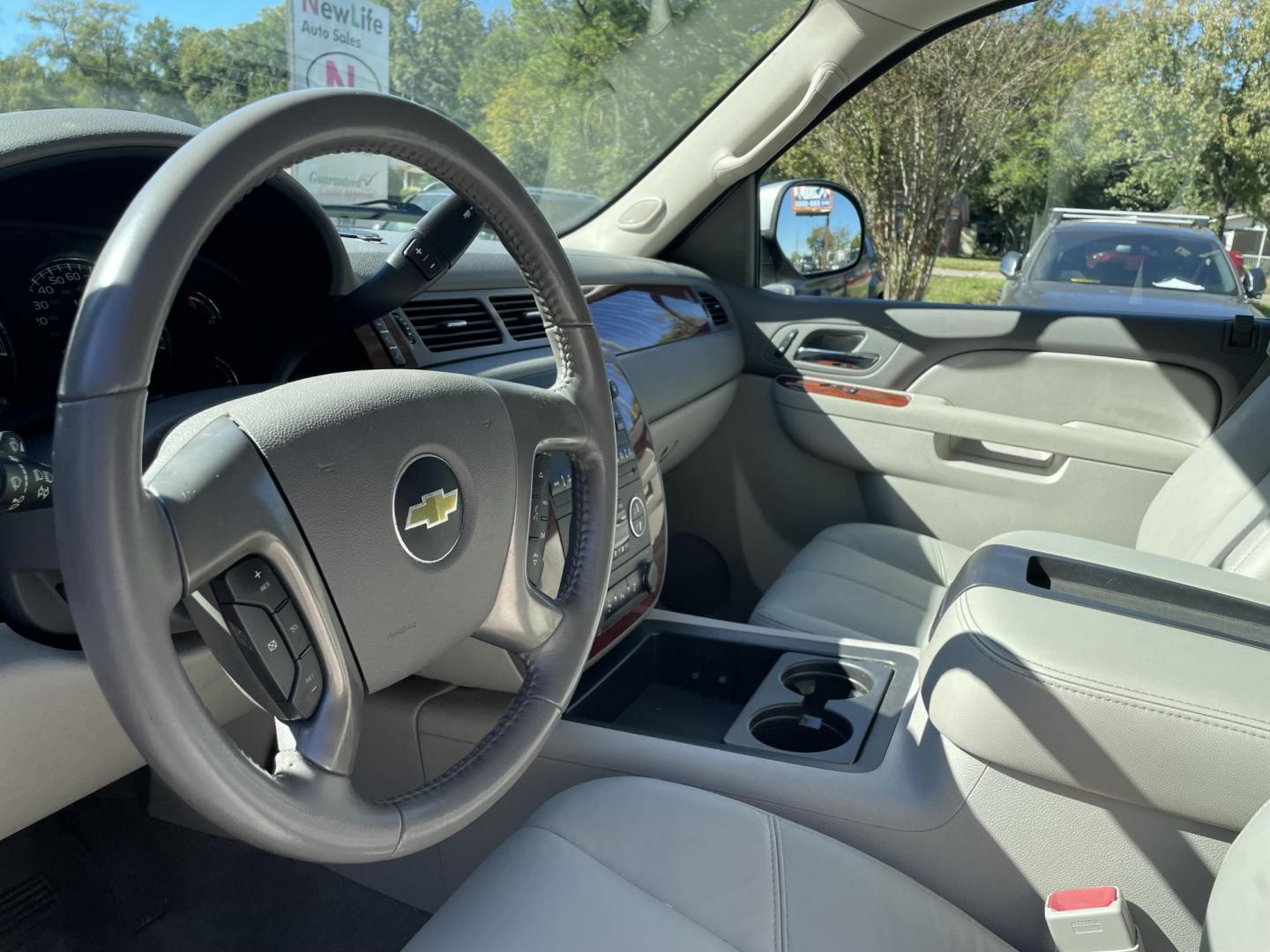 2012 SILVER CHEVROLET TAHOE LT (1GNSCBE09CR) with an 5.3L engine, Automatic transmission, located at 5103 Dorchester Rd., Charleston, SC, 29418-5607, (843) 767-1122, 36.245171, -115.228050 - Leather, CD/AUX/SAT, OnStar, Dual Climate Control, Power Everything (windows, locks, seats, mirrors), Heated Seats, Keyless Entry, Middle Bench Seat, Convenient Third Row, Running Boards, Tow Package, Alloy Wheels. 236k miles Located at New Life Auto Sales! 2023 WINNER for Post & Courier's Charlest - Photo#21