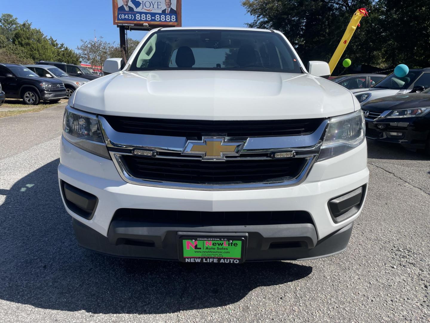 2020 WHITE CHEVROLET COLORADO LT (1GCHSCEA7L1) with an 2.5L engine, Automatic transmission, located at 5103 Dorchester Rd., Charleston, SC, 29418-5607, (843) 767-1122, 36.245171, -115.228050 - Clean CarFax (no accidents reported!) Available OnStar Navigation, Backup Camera, AM/FM/Sat/Bluetooth/Pandora, Power Everything (windows, locks, seat, mirrors), Exterior Work Lights, Safety Lights, Lockable Bed Cover. Power Inverter, Alloy Wheels. Certified One Owner!! 80k miles Located at New Life - Photo#1