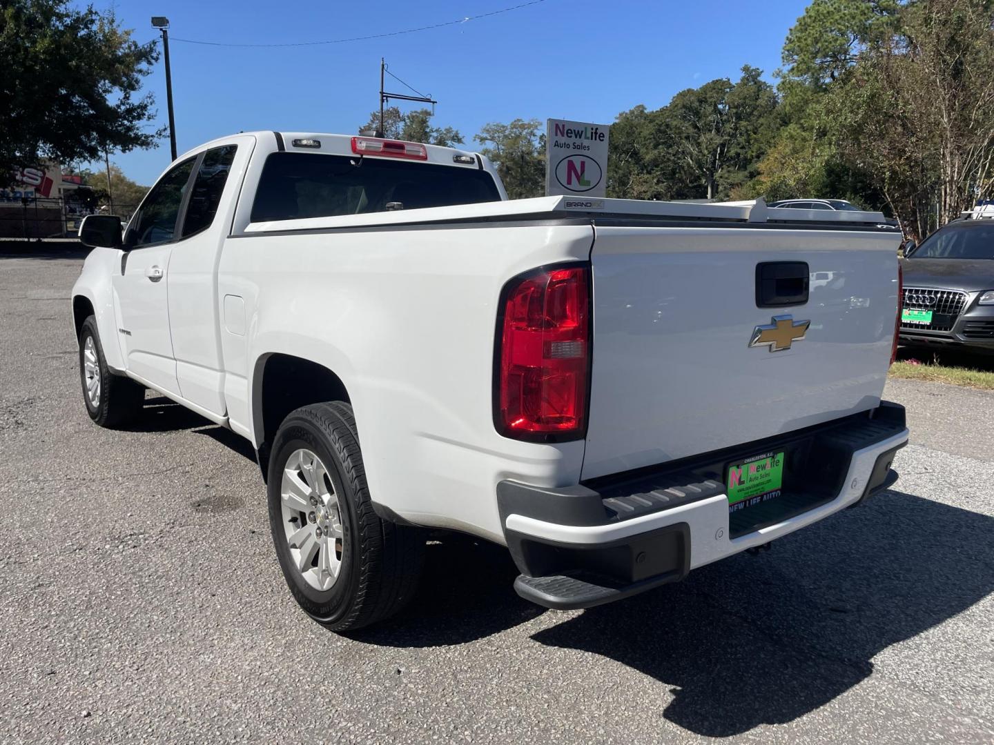 2020 WHITE CHEVROLET COLORADO LT (1GCHSCEA7L1) with an 2.5L engine, Automatic transmission, located at 5103 Dorchester Rd., Charleston, SC, 29418-5607, (843) 767-1122, 36.245171, -115.228050 - Clean CarFax (no accidents reported!) Available OnStar Navigation, Backup Camera, AM/FM/Sat/Bluetooth/Pandora, Power Everything (windows, locks, seat, mirrors), Exterior Work Lights, Safety Lights, Lockable Bed Cover. Power Inverter, Alloy Wheels. Certified One Owner!! 80k miles Located at New Life - Photo#3