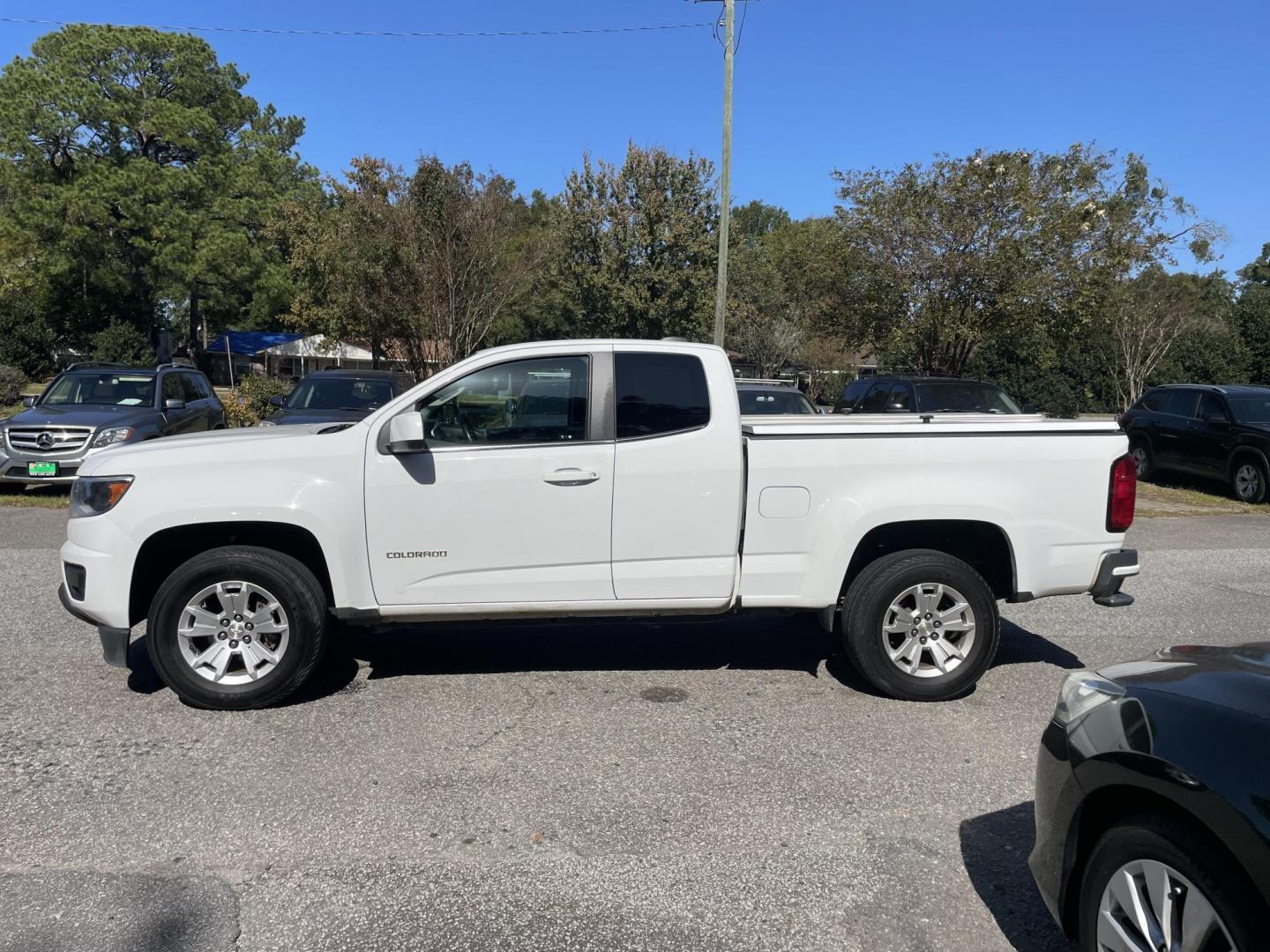 2020 WHITE CHEVROLET COLORADO LT (1GCHSCEA7L1) with an 2.5L engine, Automatic transmission, located at 5103 Dorchester Rd., Charleston, SC, 29418-5607, (843) 767-1122, 36.245171, -115.228050 - Clean CarFax (no accidents reported!) Available OnStar Navigation, Backup Camera, AM/FM/Sat/Bluetooth/Pandora, Power Everything (windows, locks, seat, mirrors), Exterior Work Lights, Safety Lights, Lockable Bed Cover. Power Inverter, Alloy Wheels. Certified One Owner!! 80k miles Located at New Life - Photo#4