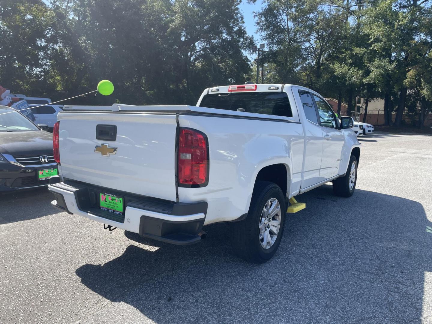 2020 WHITE CHEVROLET COLORADO LT (1GCHSCEA7L1) with an 2.5L engine, Automatic transmission, located at 5103 Dorchester Rd., Charleston, SC, 29418-5607, (843) 767-1122, 36.245171, -115.228050 - Clean CarFax (no accidents reported!) Available OnStar Navigation, Backup Camera, AM/FM/Sat/Bluetooth/Pandora, Power Everything (windows, locks, seat, mirrors), Exterior Work Lights, Safety Lights, Lockable Bed Cover. Power Inverter, Alloy Wheels. Certified One Owner!! 80k miles Located at New Life - Photo#6