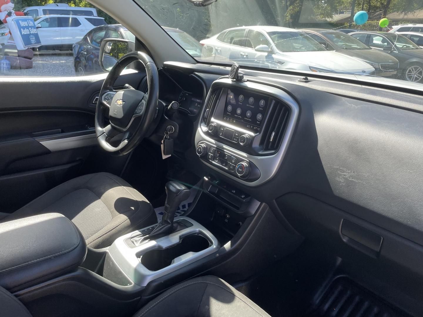 2020 WHITE CHEVROLET COLORADO LT (1GCHSCEA7L1) with an 2.5L engine, Automatic transmission, located at 5103 Dorchester Rd., Charleston, SC, 29418-5607, (843) 767-1122, 36.245171, -115.228050 - Clean CarFax (no accidents reported!) Available OnStar Navigation, Backup Camera, AM/FM/Sat/Bluetooth/Pandora, Power Everything (windows, locks, seat, mirrors), Exterior Work Lights, Safety Lights, Lockable Bed Cover. Power Inverter, Alloy Wheels. Certified One Owner!! 80k miles Located at New Life - Photo#9