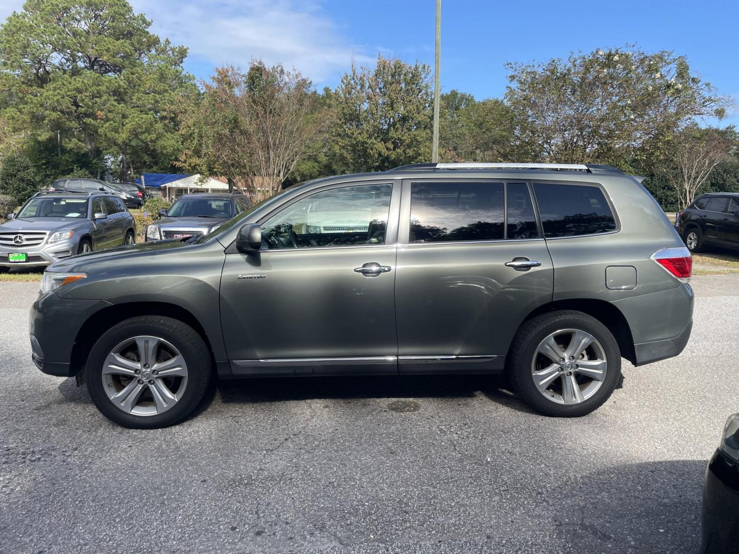 2012 GRAY TOYOTA HIGHLANDER LIMITED (5TDYK3EH0CS) with an 3.5L engine, Automatic transmission, located at 5103 Dorchester Rd., Charleston, SC, 29418-5607, (843) 767-1122, 36.245171, -115.228050 - Clean CarFax (no accidents reported)! Leather, Sunroof, Backup Camera, CD/AUX/USB, Dual Climate Control, Power Everything (windows, locks, seats, mirrors), Power Liftgate, Heated Seats, Rear Climate Control, Convenient, Easy to Fold Third Row, Spacious Cargo, Push Button Start, Keyless Entry, Ally W - Photo#3