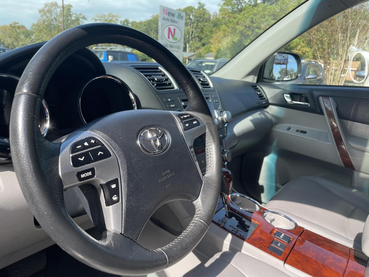 2012 GRAY TOYOTA HIGHLANDER LIMITED (5TDYK3EH0CS) with an 3.5L engine, Automatic transmission, located at 5103 Dorchester Rd., Charleston, SC, 29418-5607, (843) 767-1122, 36.245171, -115.228050 - Clean CarFax (no accidents reported)! Leather, Sunroof, Backup Camera, CD/AUX/USB, Dual Climate Control, Power Everything (windows, locks, seats, mirrors), Power Liftgate, Heated Seats, Rear Climate Control, Convenient, Easy to Fold Third Row, Spacious Cargo, Push Button Start, Keyless Entry, Ally W - Photo#24