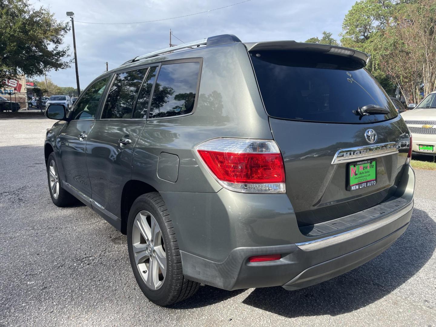 2012 GRAY TOYOTA HIGHLANDER LIMITED (5TDYK3EH0CS) with an 3.5L engine, Automatic transmission, located at 5103 Dorchester Rd., Charleston, SC, 29418-5607, (843) 767-1122, 36.245171, -115.228050 - Clean CarFax (no accidents reported)! Leather, Sunroof, Backup Camera, CD/AUX/USB, Dual Climate Control, Power Everything (windows, locks, seats, mirrors), Power Liftgate, Heated Seats, Rear Climate Control, Convenient, Easy to Fold Third Row, Spacious Cargo, Push Button Start, Keyless Entry, Ally W - Photo#4