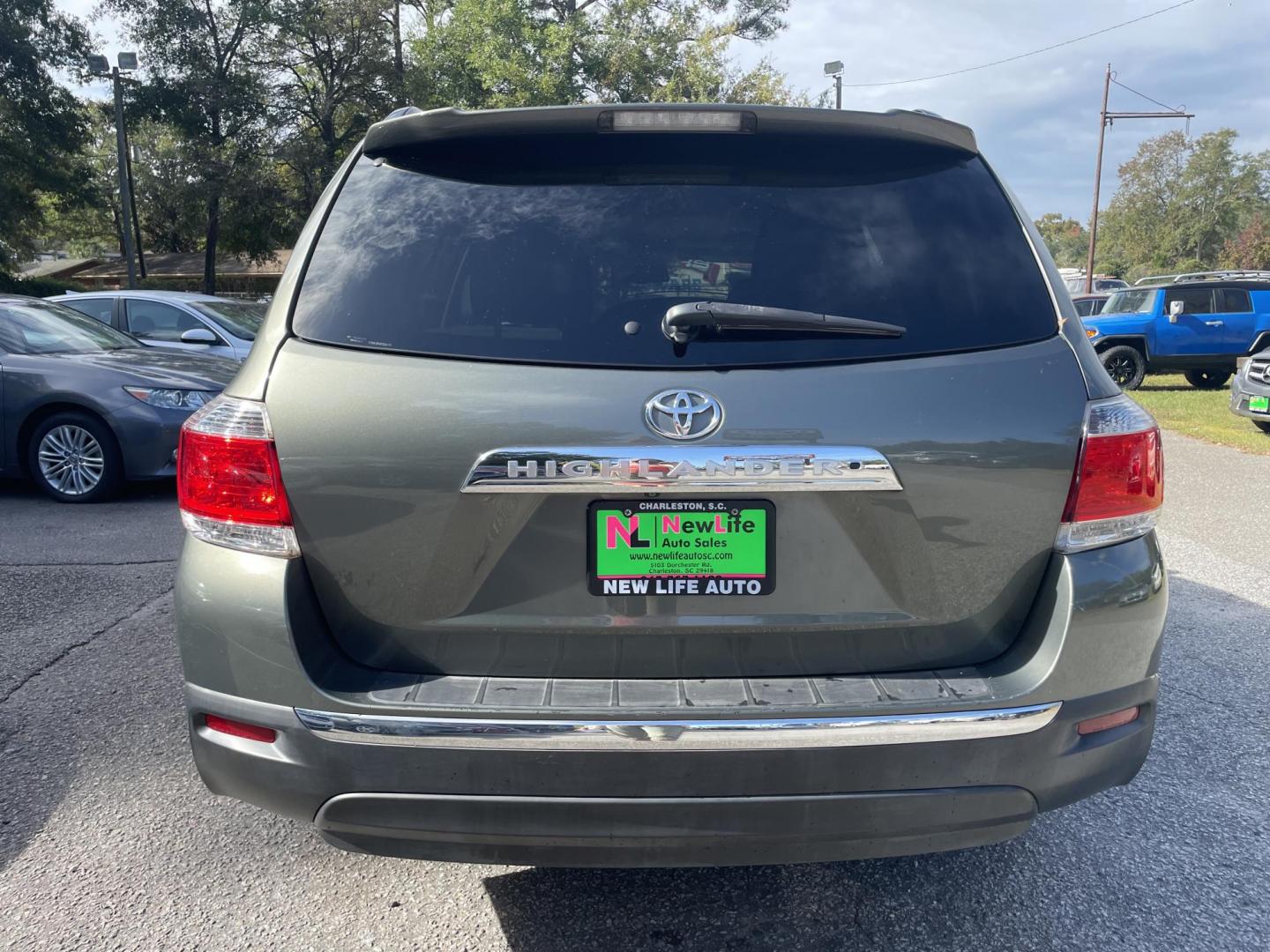 2012 GRAY TOYOTA HIGHLANDER LIMITED (5TDYK3EH0CS) with an 3.5L engine, Automatic transmission, located at 5103 Dorchester Rd., Charleston, SC, 29418-5607, (843) 767-1122, 36.245171, -115.228050 - Clean CarFax (no accidents reported)! Leather, Sunroof, Backup Camera, CD/AUX/USB, Dual Climate Control, Power Everything (windows, locks, seats, mirrors), Power Liftgate, Heated Seats, Rear Climate Control, Convenient, Easy to Fold Third Row, Spacious Cargo, Push Button Start, Keyless Entry, Ally W - Photo#5