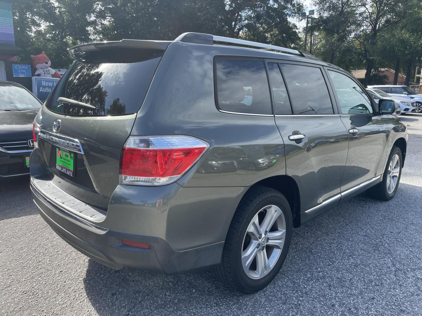 2012 GRAY TOYOTA HIGHLANDER LIMITED (5TDYK3EH0CS) with an 3.5L engine, Automatic transmission, located at 5103 Dorchester Rd., Charleston, SC, 29418-5607, (843) 767-1122, 36.245171, -115.228050 - Clean CarFax (no accidents reported)! Leather, Sunroof, Backup Camera, CD/AUX/USB, Dual Climate Control, Power Everything (windows, locks, seats, mirrors), Power Liftgate, Heated Seats, Rear Climate Control, Convenient, Easy to Fold Third Row, Spacious Cargo, Push Button Start, Keyless Entry, Ally W - Photo#6