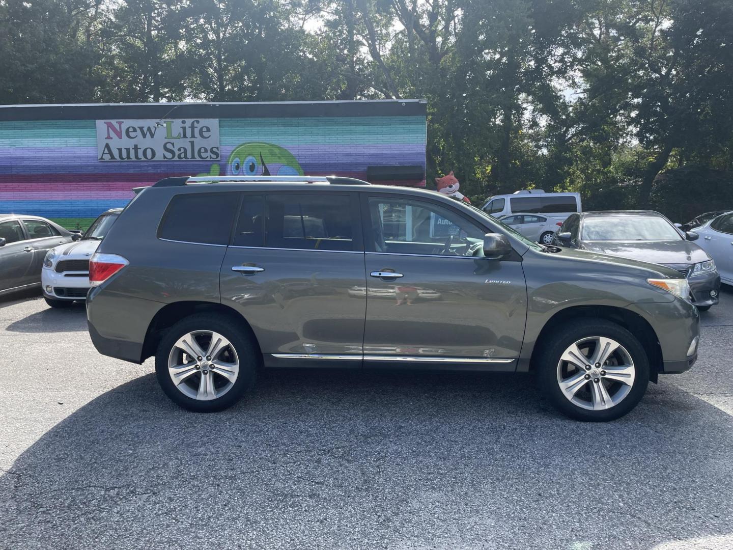 2012 GRAY TOYOTA HIGHLANDER LIMITED (5TDYK3EH0CS) with an 3.5L engine, Automatic transmission, located at 5103 Dorchester Rd., Charleston, SC, 29418-5607, (843) 767-1122, 36.245171, -115.228050 - Clean CarFax (no accidents reported)! Leather, Sunroof, Backup Camera, CD/AUX/USB, Dual Climate Control, Power Everything (windows, locks, seats, mirrors), Power Liftgate, Heated Seats, Rear Climate Control, Convenient, Easy to Fold Third Row, Spacious Cargo, Push Button Start, Keyless Entry, Ally W - Photo#7