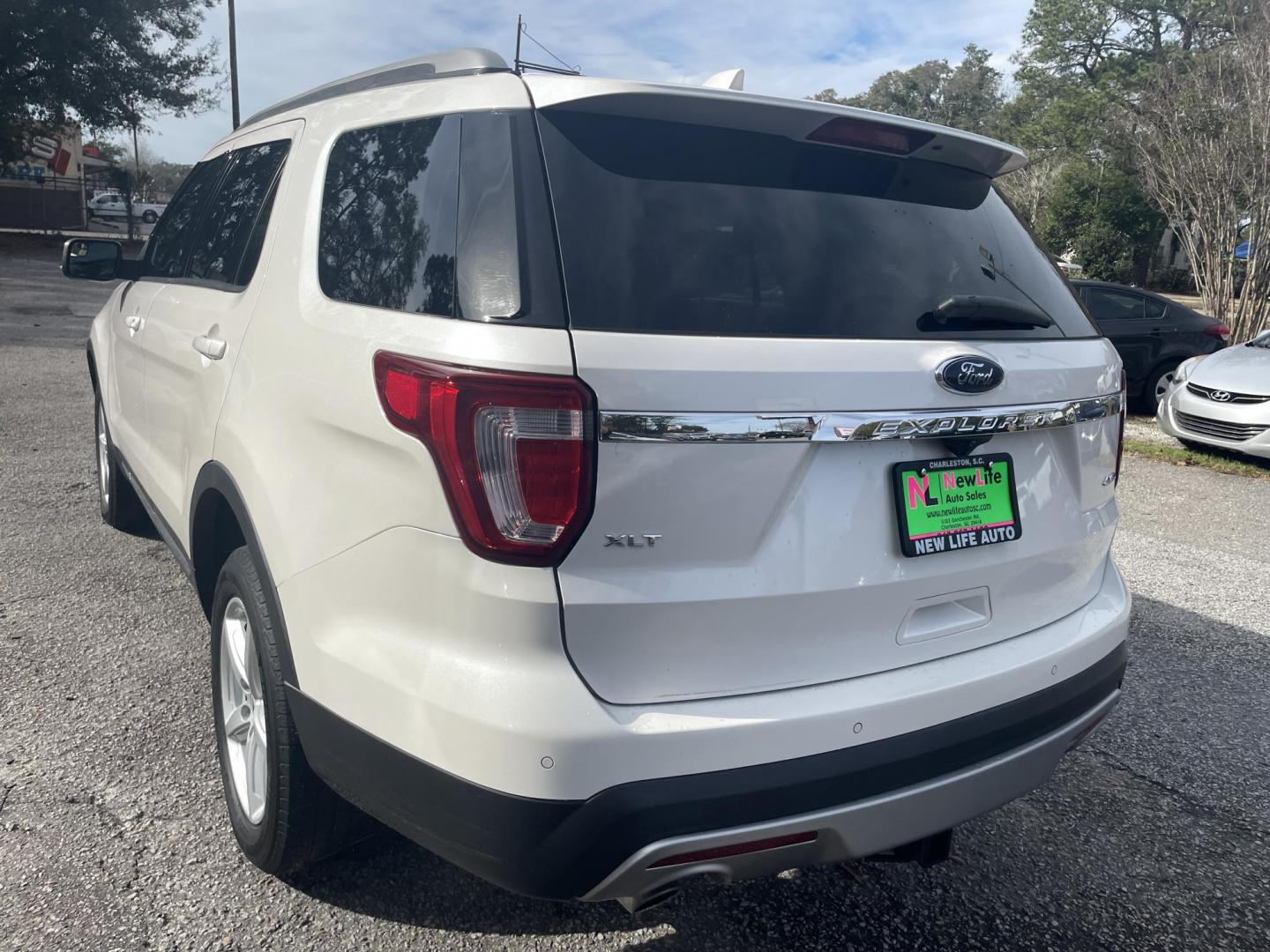 2016 WHITE FORD EXPLORER XLT (1FM5K8D86GG) with an 3.5L engine, Automatic transmission, located at 5103 Dorchester Rd., Charleston, SC, 29418-5607, (843) 767-1122, 36.245171, -115.228050 - Clean interior with Leather, CD/AUX/Sat/Bluetooth, Backup Camera, Dual Climate Control, Power Everything (windows, locks, seats, mirrors), Rear Climate Control, Heated Seats, Power Liftgate, Push Button Start, Keyless Entry, Alloy Wheels. 118k miles Located at New Life Auto Sales! 2023 WINNER for P - Photo#4