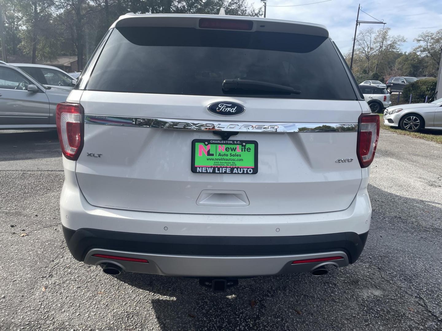 2016 WHITE FORD EXPLORER XLT (1FM5K8D86GG) with an 3.5L engine, Automatic transmission, located at 5103 Dorchester Rd., Charleston, SC, 29418-5607, (843) 767-1122, 36.245171, -115.228050 - Clean interior with Leather, CD/AUX/Sat/Bluetooth, Backup Camera, Dual Climate Control, Power Everything (windows, locks, seats, mirrors), Rear Climate Control, Heated Seats, Power Liftgate, Push Button Start, Keyless Entry, Alloy Wheels. 118k miles Located at New Life Auto Sales! 2023 WINNER for P - Photo#5