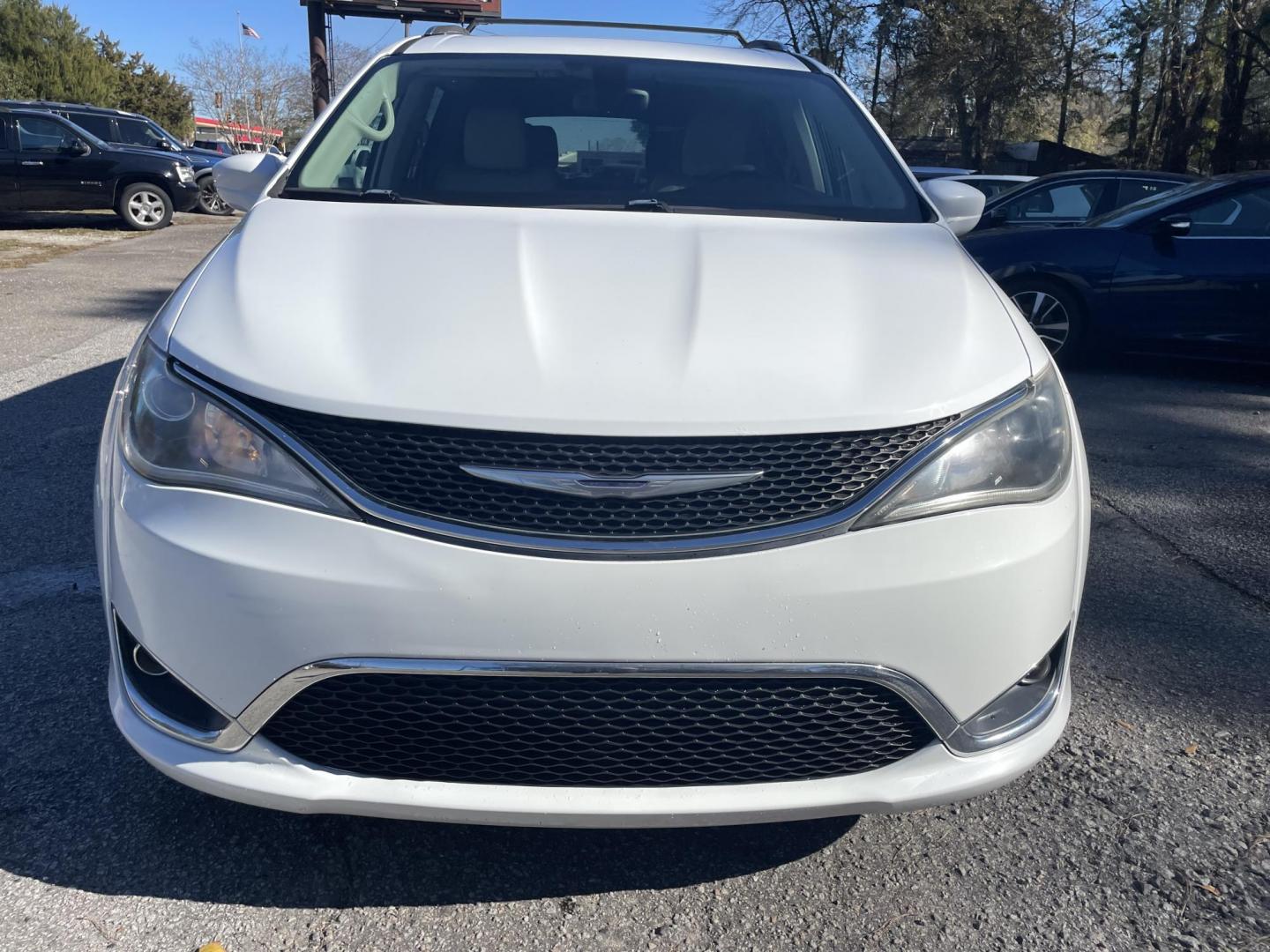 2018 WHITE CHRYSLER PACIFICA TOURING L (2C4RC1BG5JR) with an 3.6L engine, Automatic transmission, located at 5103 Dorchester Rd., Charleston, SC, 29418-5607, (843) 767-1122, 36.245171, -115.228050 - Local Trade-in with Leather, Backup Camera, Radio/Sat/AUX/USB/Bluetooth, Dual Climate Control, Rear Climate Control, Power Everything (windows, locks, seats, mirrors), Power Sliding Doors, Power Liftgate, Heated Seats, Stow 'n Go Seats, Push Button Start, Keyless Entry, WeatherTech Mats, Alloy Wheel - Photo#1