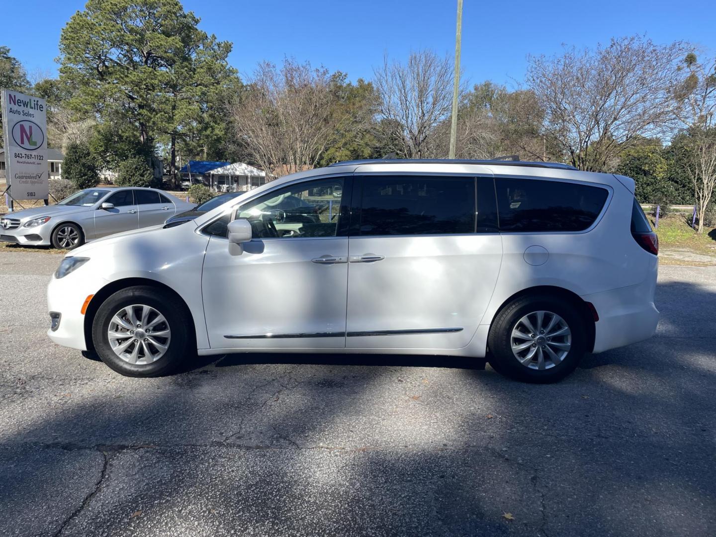 2018 WHITE CHRYSLER PACIFICA TOURING L (2C4RC1BG5JR) with an 3.6L engine, Automatic transmission, located at 5103 Dorchester Rd., Charleston, SC, 29418-5607, (843) 767-1122, 36.245171, -115.228050 - Local Trade-in with Leather, Backup Camera, Radio/Sat/AUX/USB/Bluetooth, Dual Climate Control, Rear Climate Control, Power Everything (windows, locks, seats, mirrors), Power Sliding Doors, Power Liftgate, Heated Seats, Stow 'n Go Seats, Push Button Start, Keyless Entry, WeatherTech Mats, Alloy Wheel - Photo#2