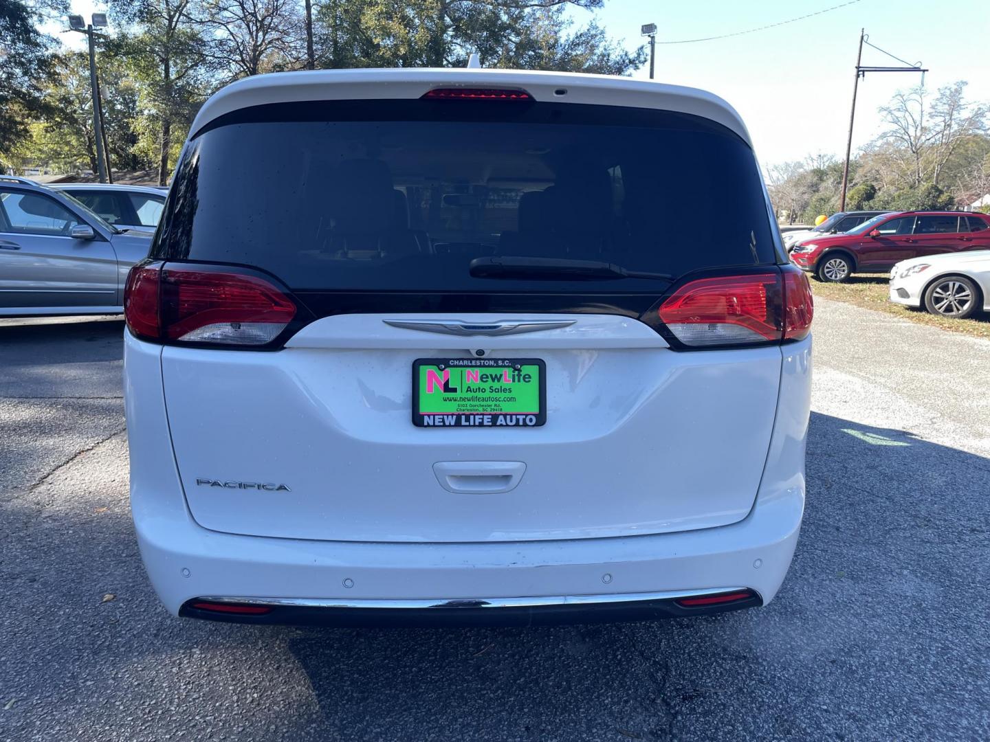 2018 WHITE CHRYSLER PACIFICA TOURING L (2C4RC1BG5JR) with an 3.6L engine, Automatic transmission, located at 5103 Dorchester Rd., Charleston, SC, 29418-5607, (843) 767-1122, 36.245171, -115.228050 - Local Trade-in with Leather, Backup Camera, Radio/Sat/AUX/USB/Bluetooth, Dual Climate Control, Rear Climate Control, Power Everything (windows, locks, seats, mirrors), Power Sliding Doors, Power Liftgate, Heated Seats, Stow 'n Go Seats, Push Button Start, Keyless Entry, WeatherTech Mats, Alloy Wheel - Photo#4