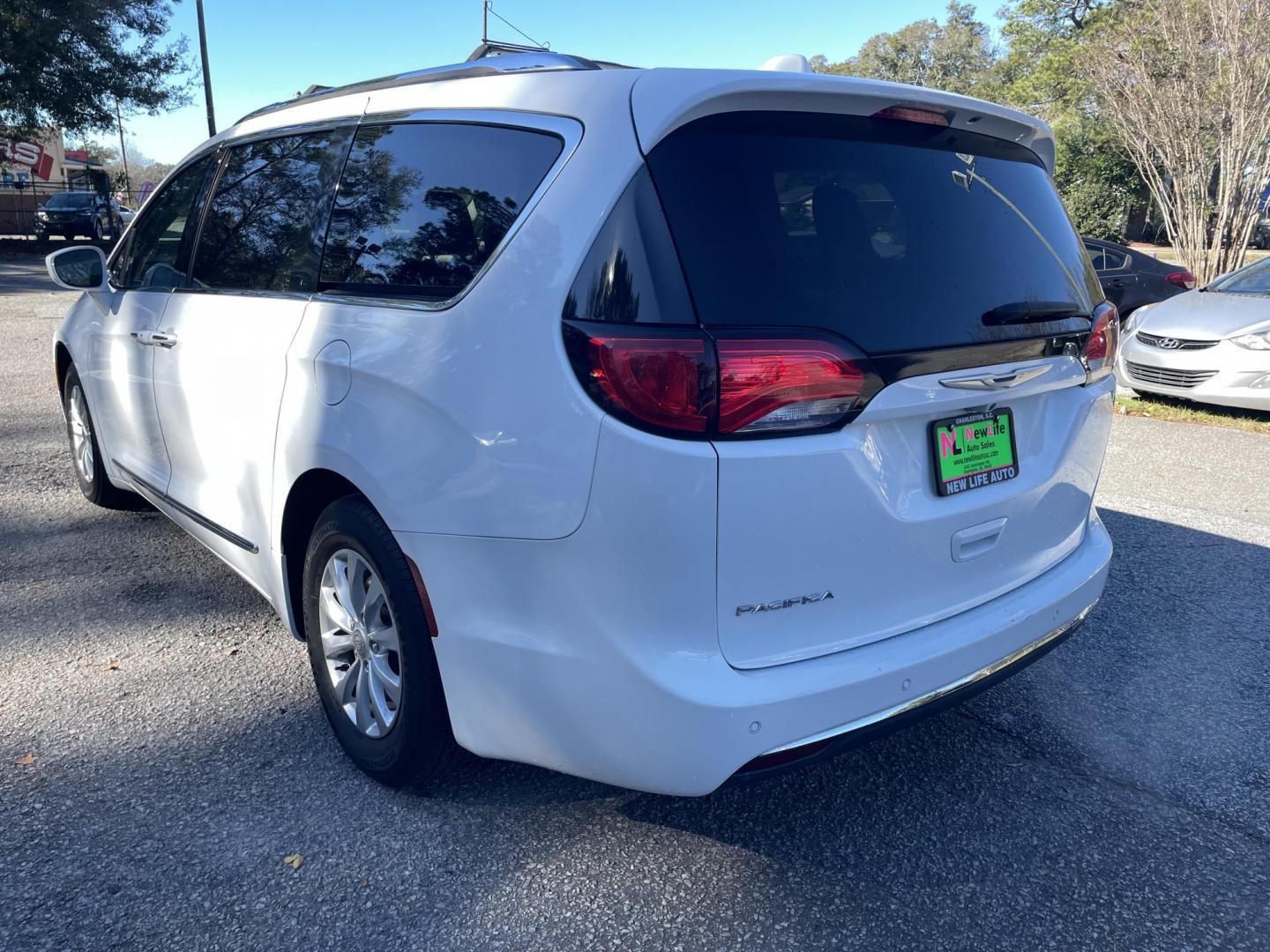 2018 WHITE CHRYSLER PACIFICA TOURING L (2C4RC1BG5JR) with an 3.6L engine, Automatic transmission, located at 5103 Dorchester Rd., Charleston, SC, 29418-5607, (843) 767-1122, 36.245171, -115.228050 - Local Trade-in with Leather, Backup Camera, Radio/Sat/AUX/USB/Bluetooth, Dual Climate Control, Rear Climate Control, Power Everything (windows, locks, seats, mirrors), Power Sliding Doors, Power Liftgate, Heated Seats, Stow 'n Go Seats, Push Button Start, Keyless Entry, WeatherTech Mats, Alloy Wheel - Photo#3